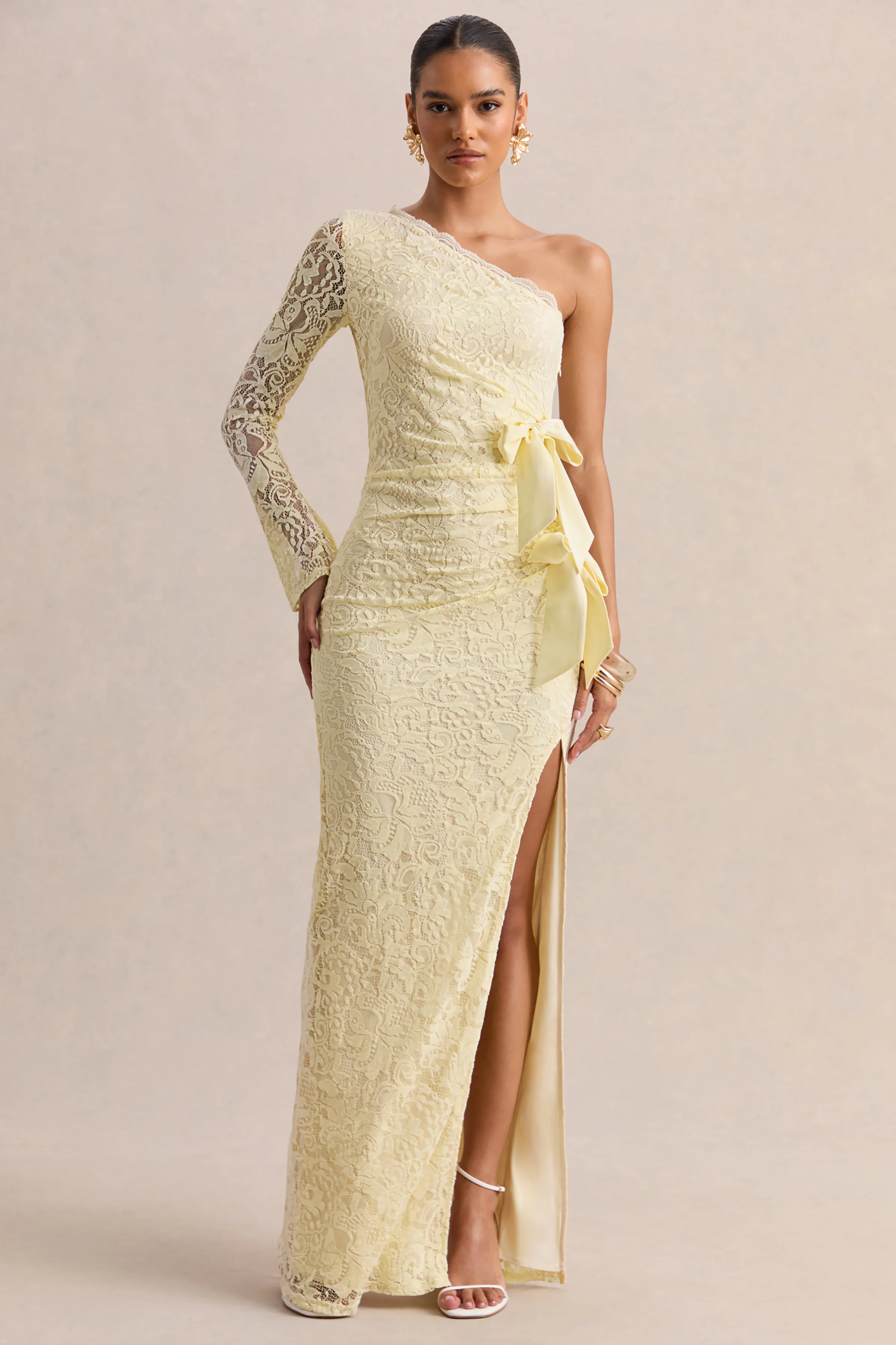 Norna | Robe longue en dentelle citron à encolure asymétrique avec détail ajouré et détails nœud