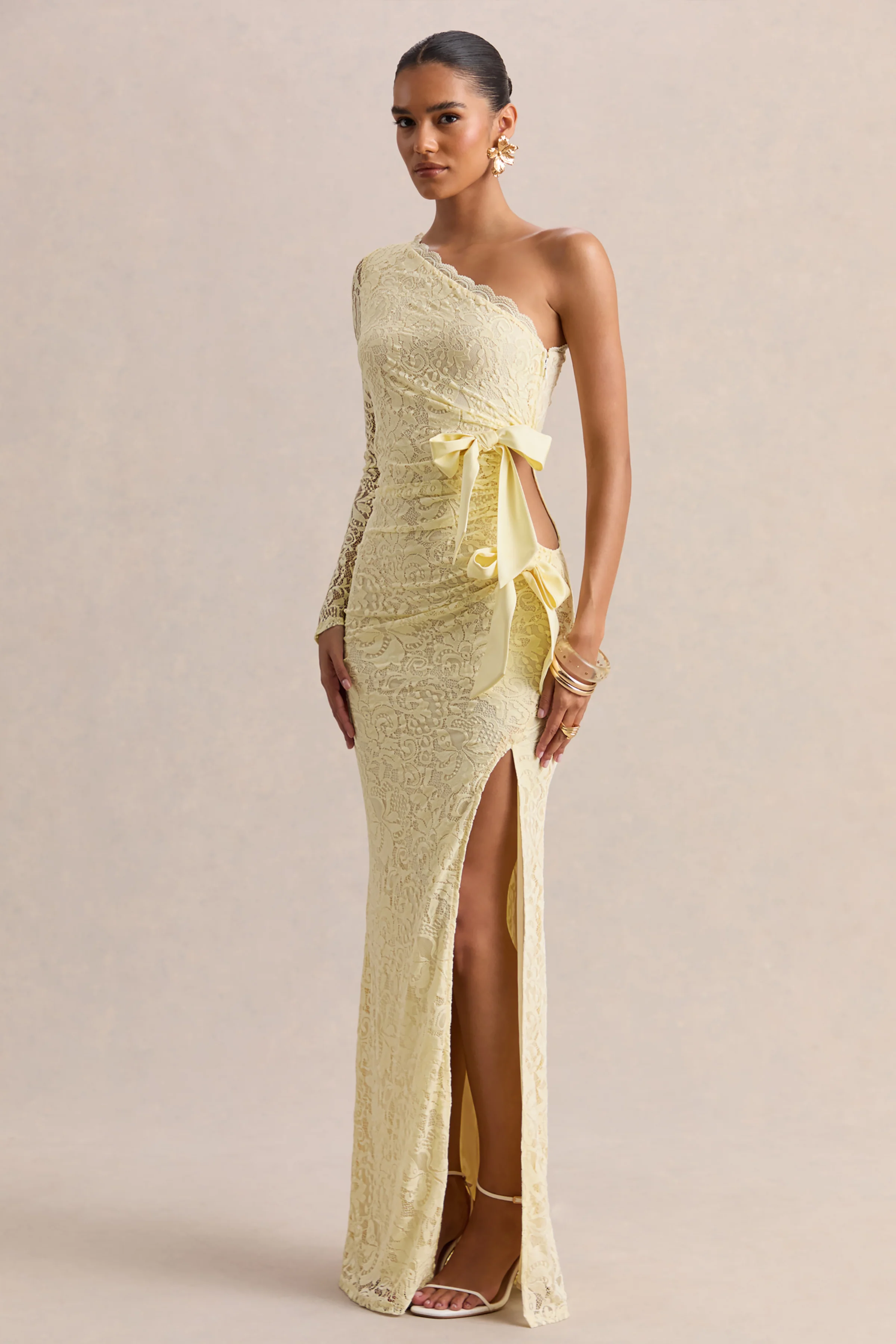 Norna | Robe longue en dentelle citron à encolure asymétrique avec détail ajouré et détails nœud - Image 4