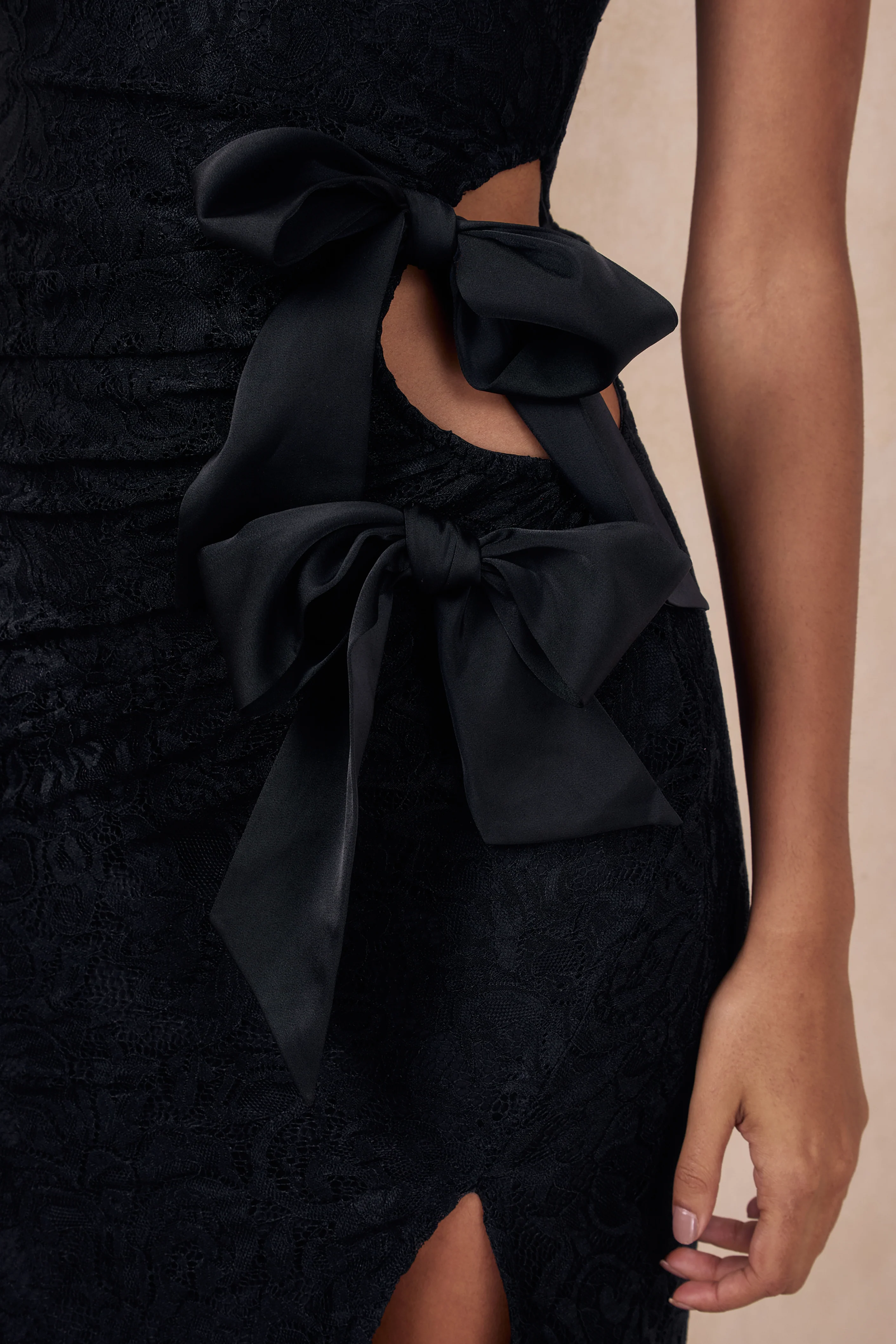 Norna | Robe longue en dentelle noire à encolure asymétrique avec détail ajouré et détails nœud - Image 6