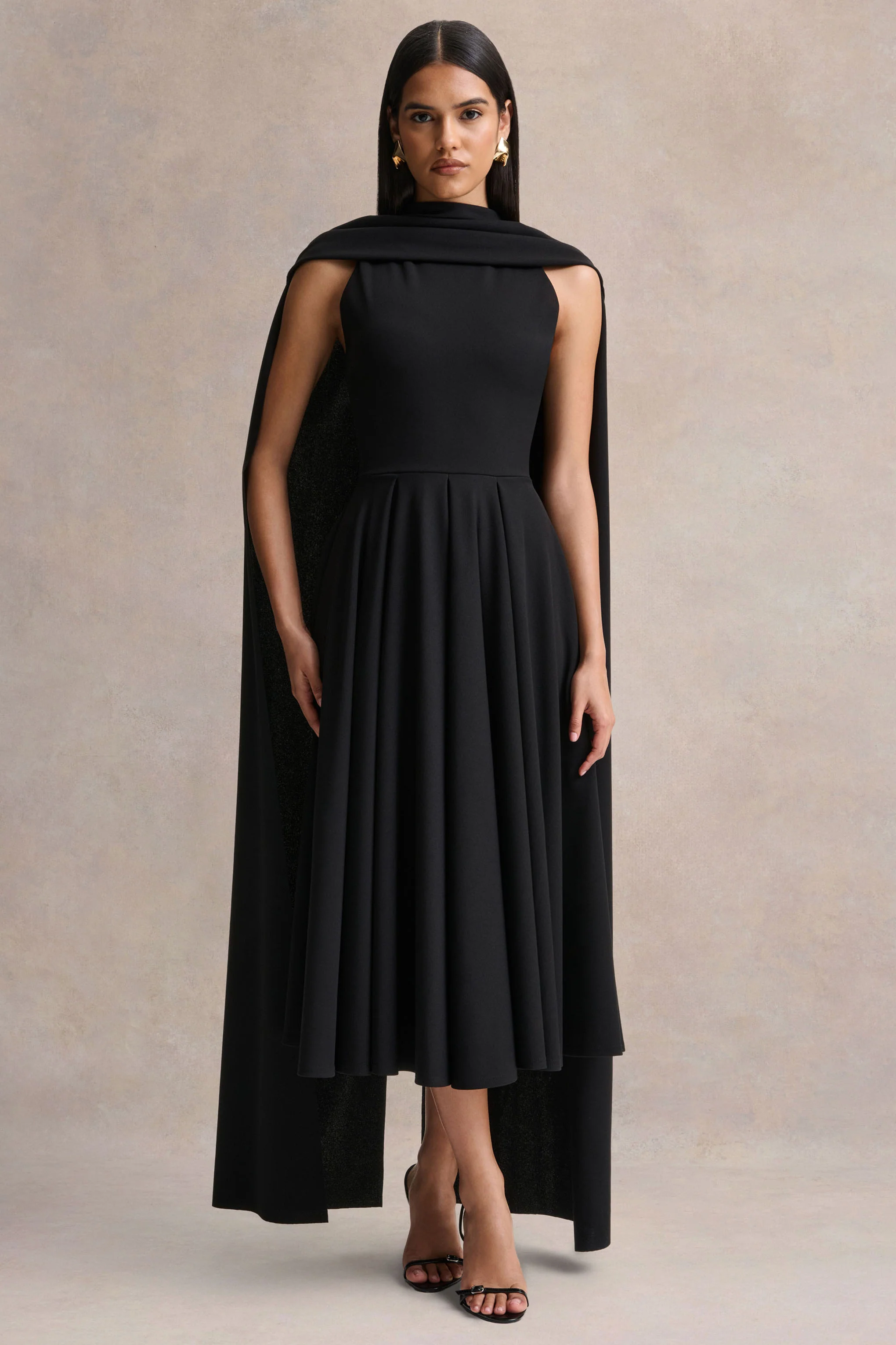 Nova | Robe mi-longue noire à col montant avec manches cape