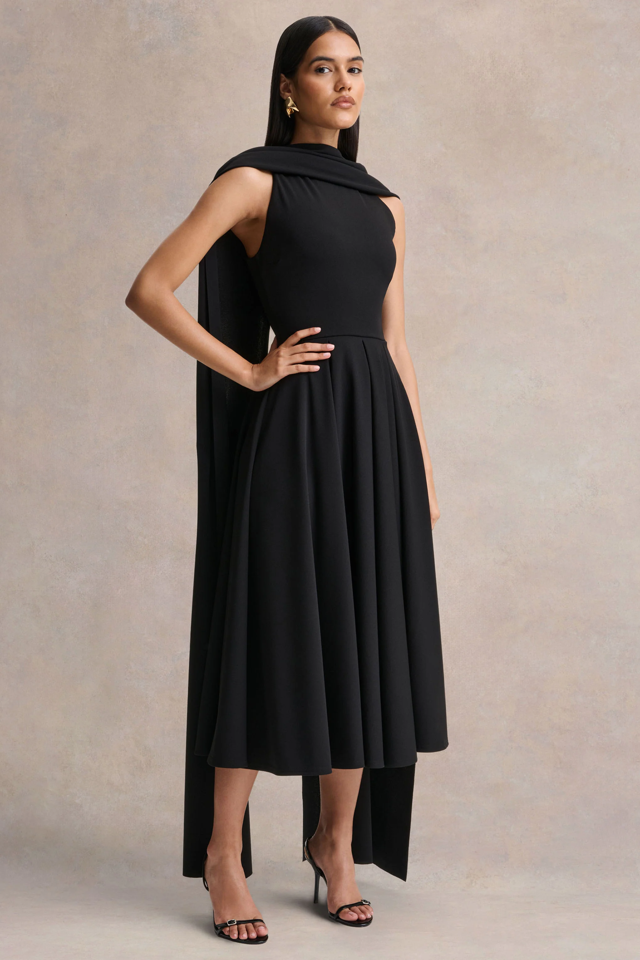 Nova | Robe mi-longue noire à col montant avec manches cape - Image 5