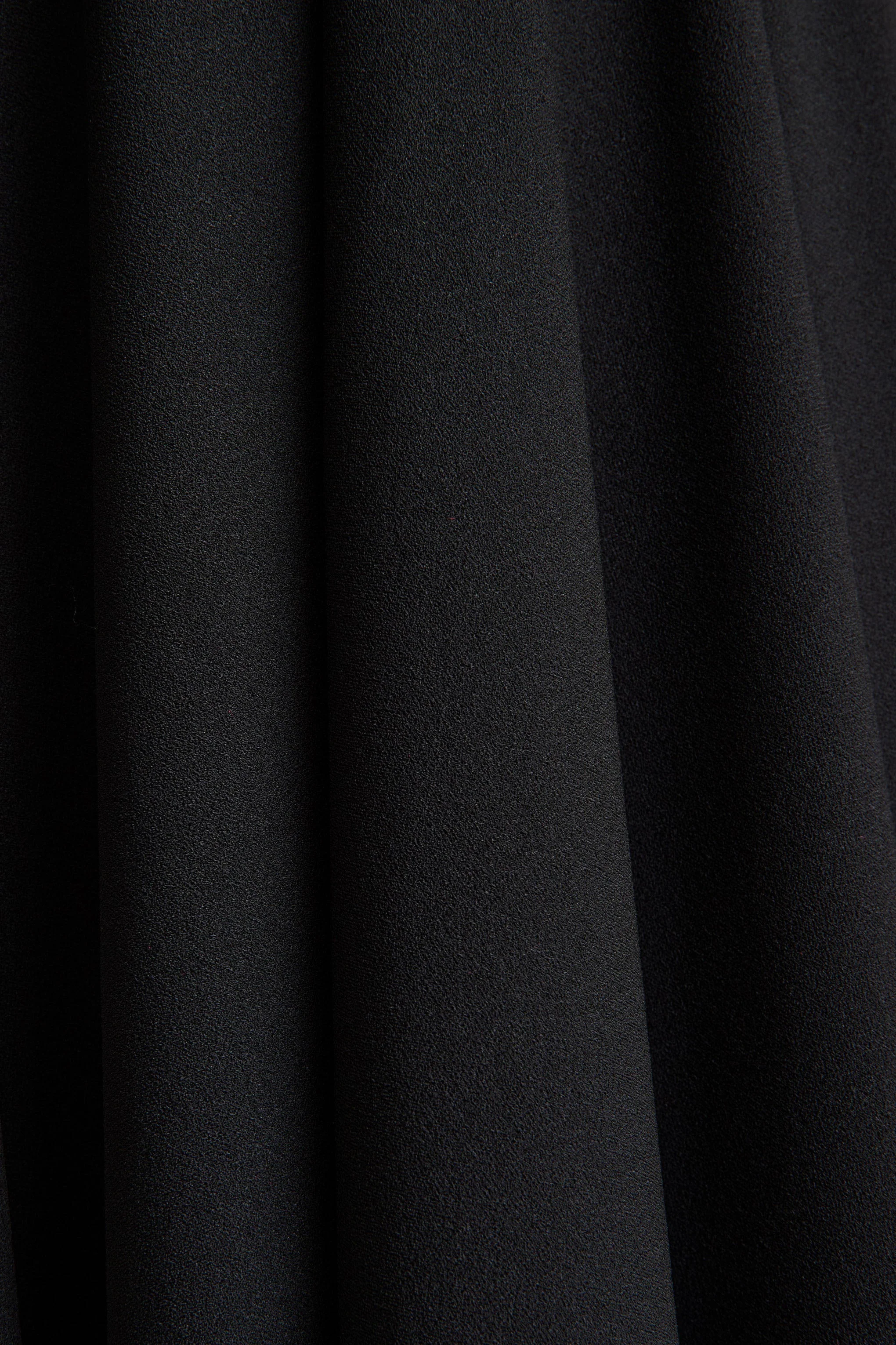 Nova | Robe mi-longue noire à col montant avec manches cape - Image 7