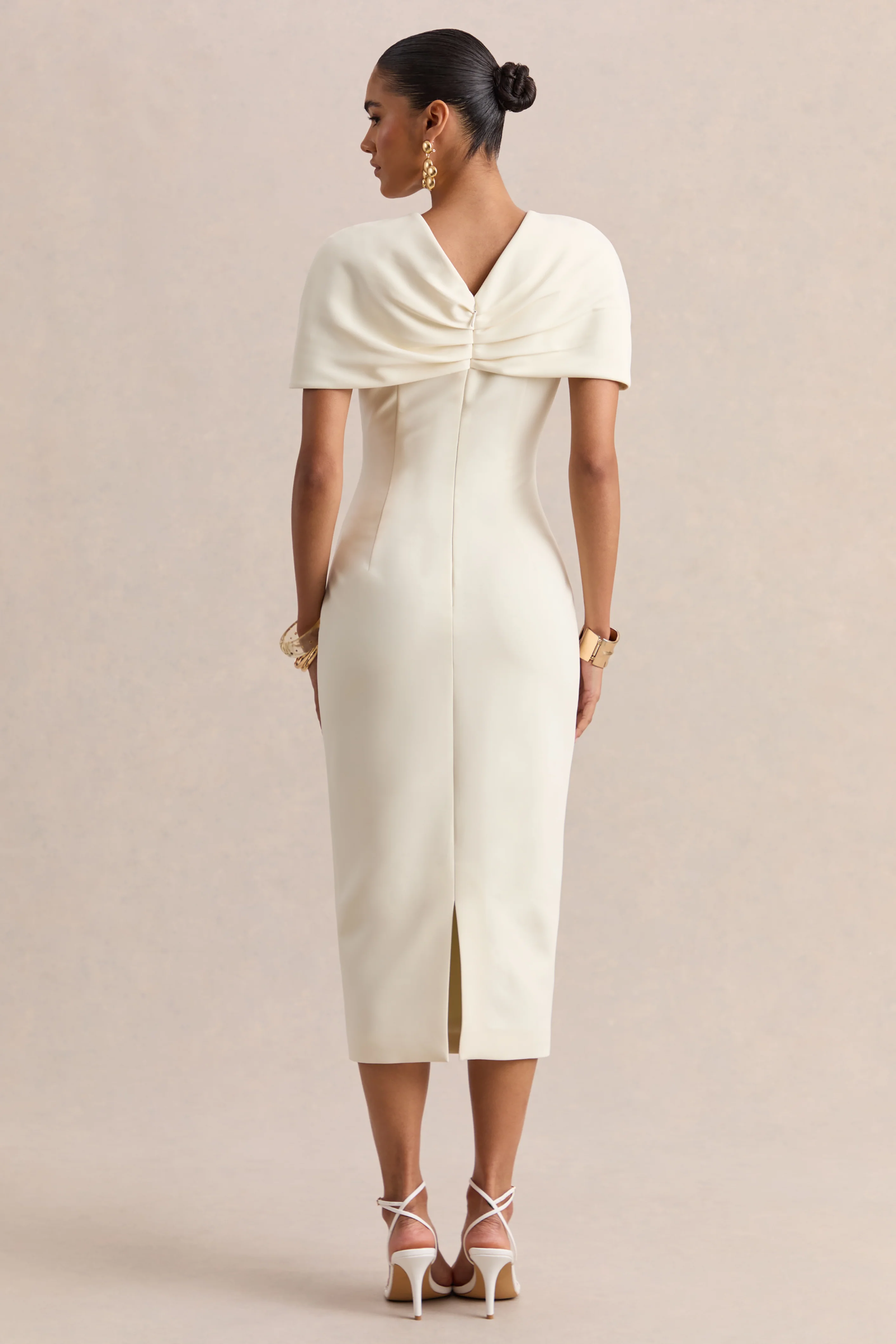 Novalie | Robe mi-longue crème à décolleté en V avec détail torsadé - Image 2