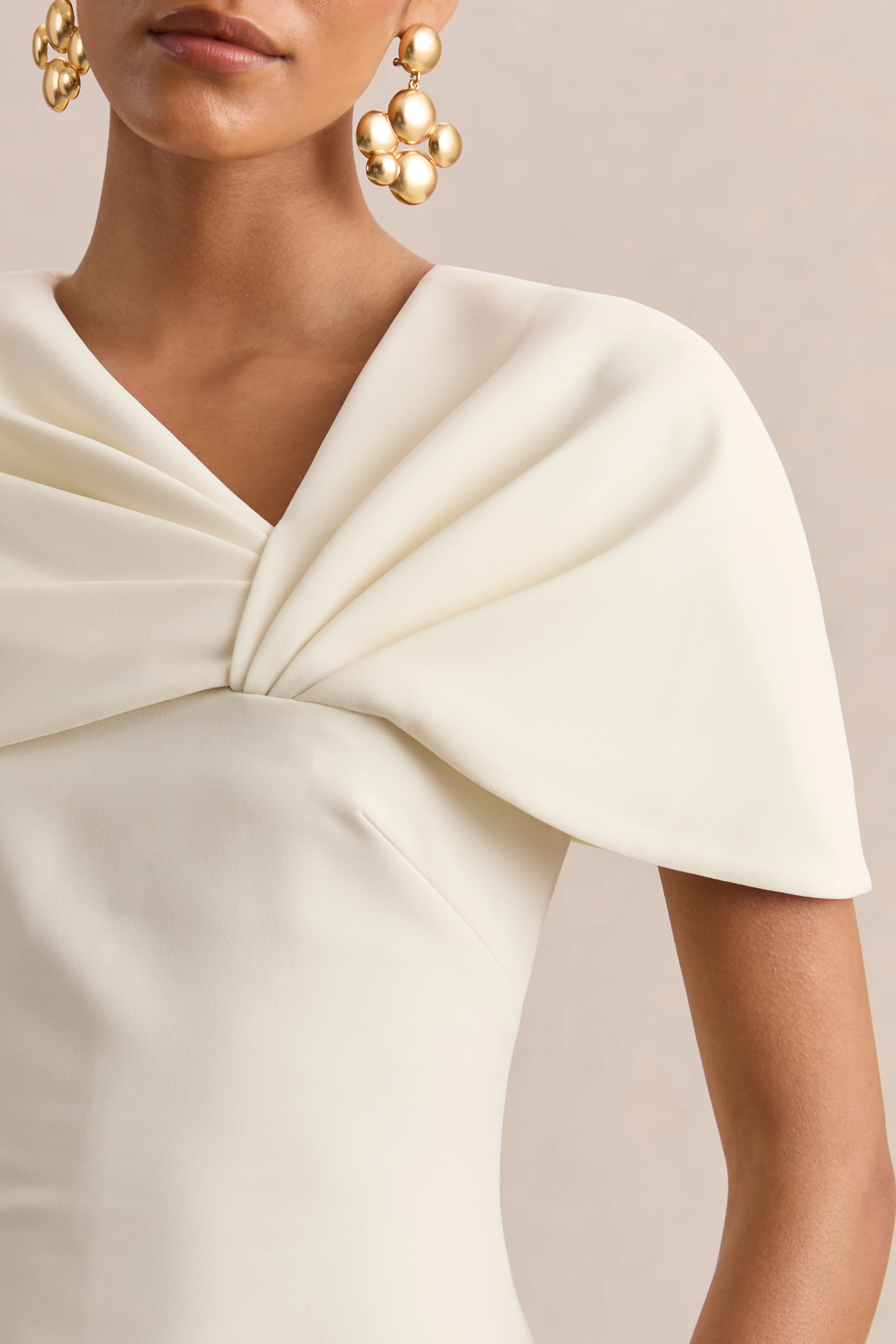 Novalie | Robe mi-longue crème à décolleté en V avec détail torsadé - Image 6