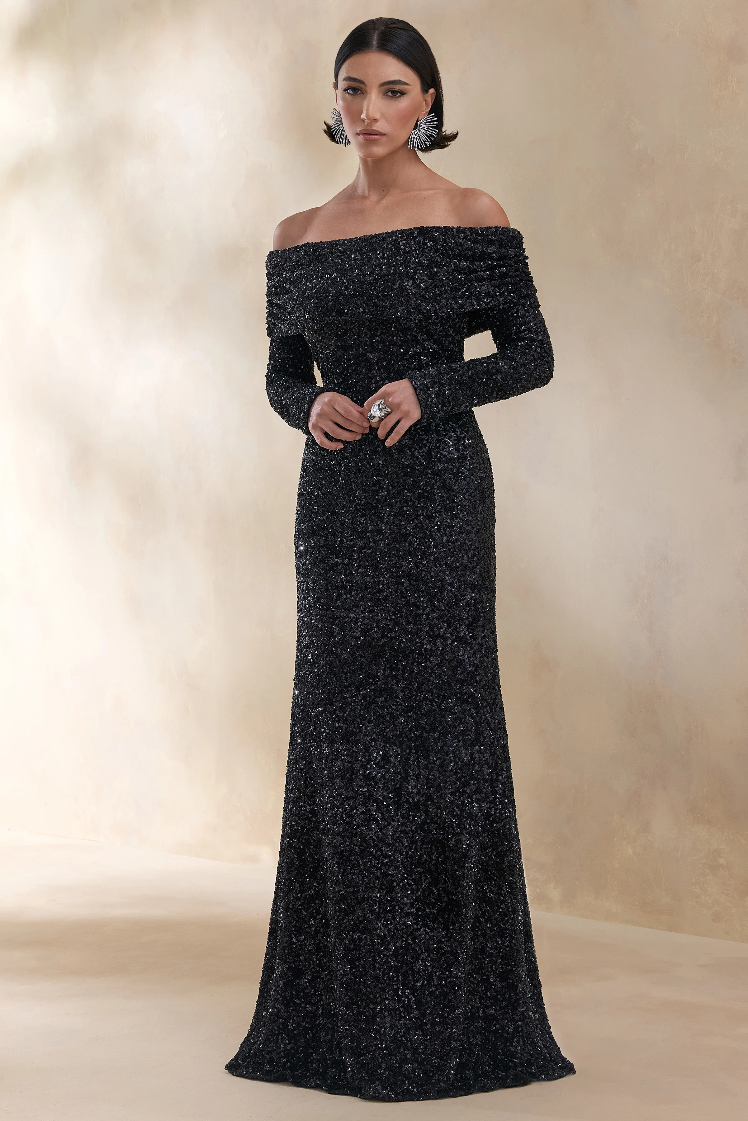 Obsession | Robe longue bardot en sequins noirs avec manches longues - Image 4