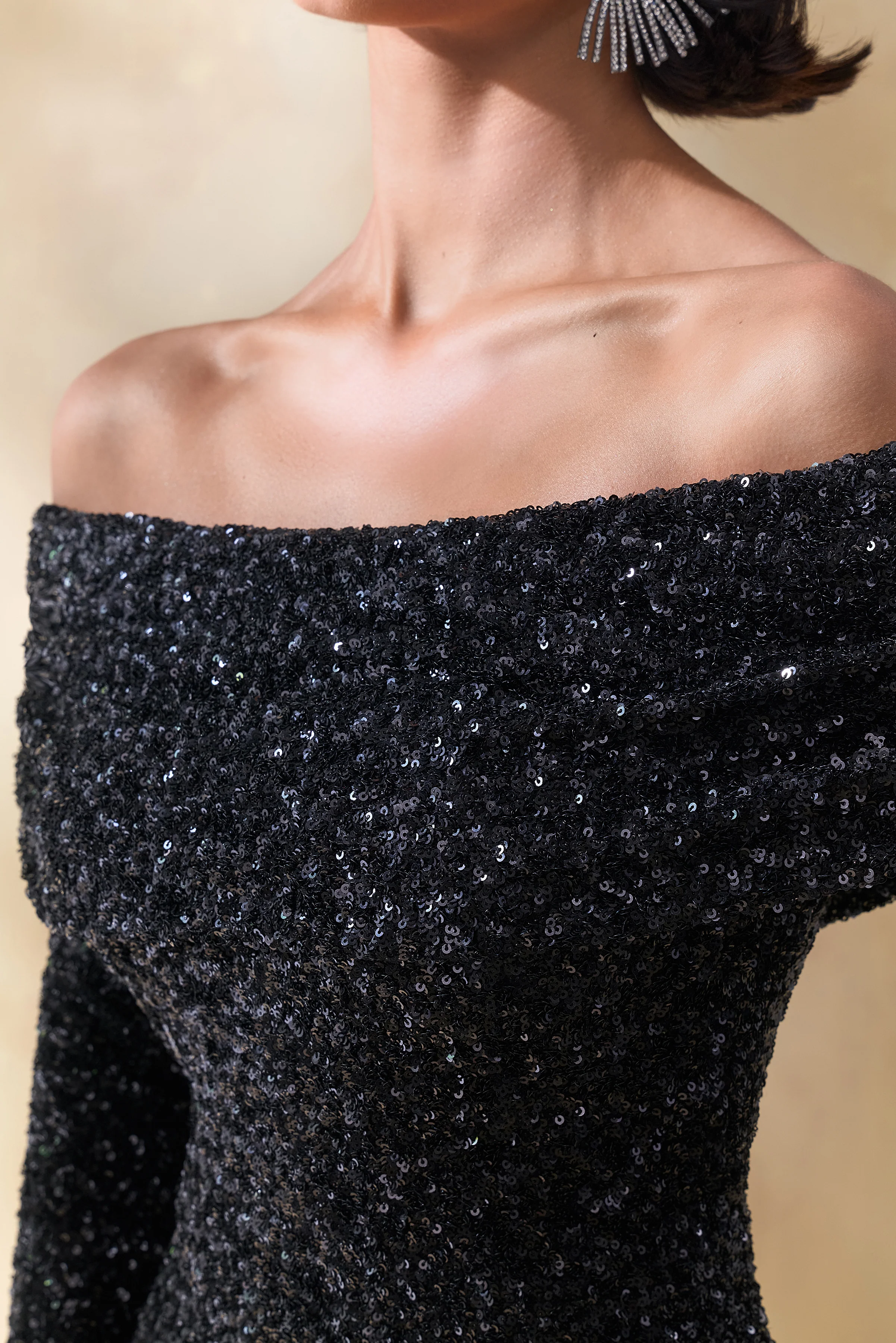 Obsession | Robe longue bardot en sequins noirs avec manches longues - Image 6