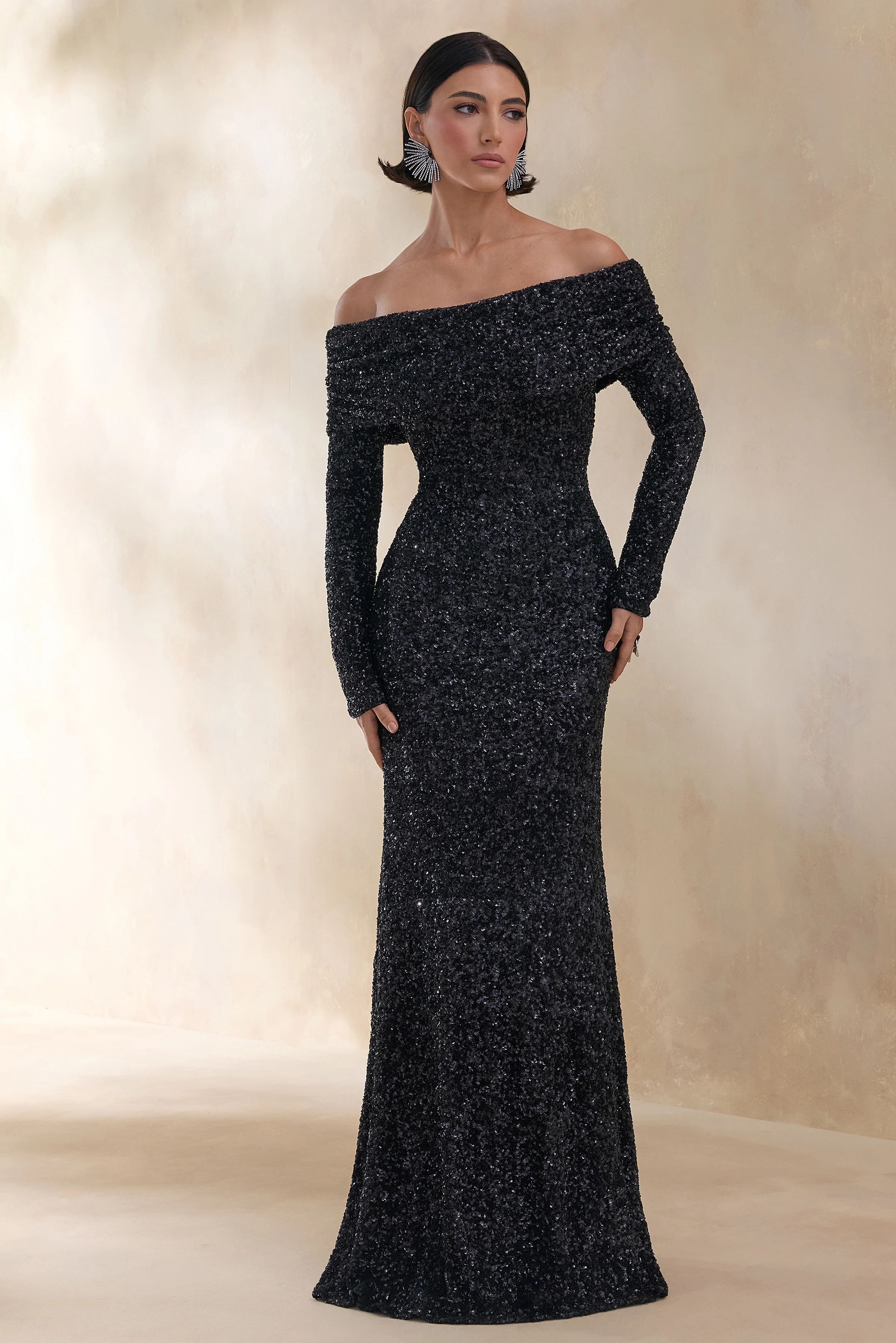 Obsession | Robe longue bardot en sequins noirs avec manches longues - Image 7