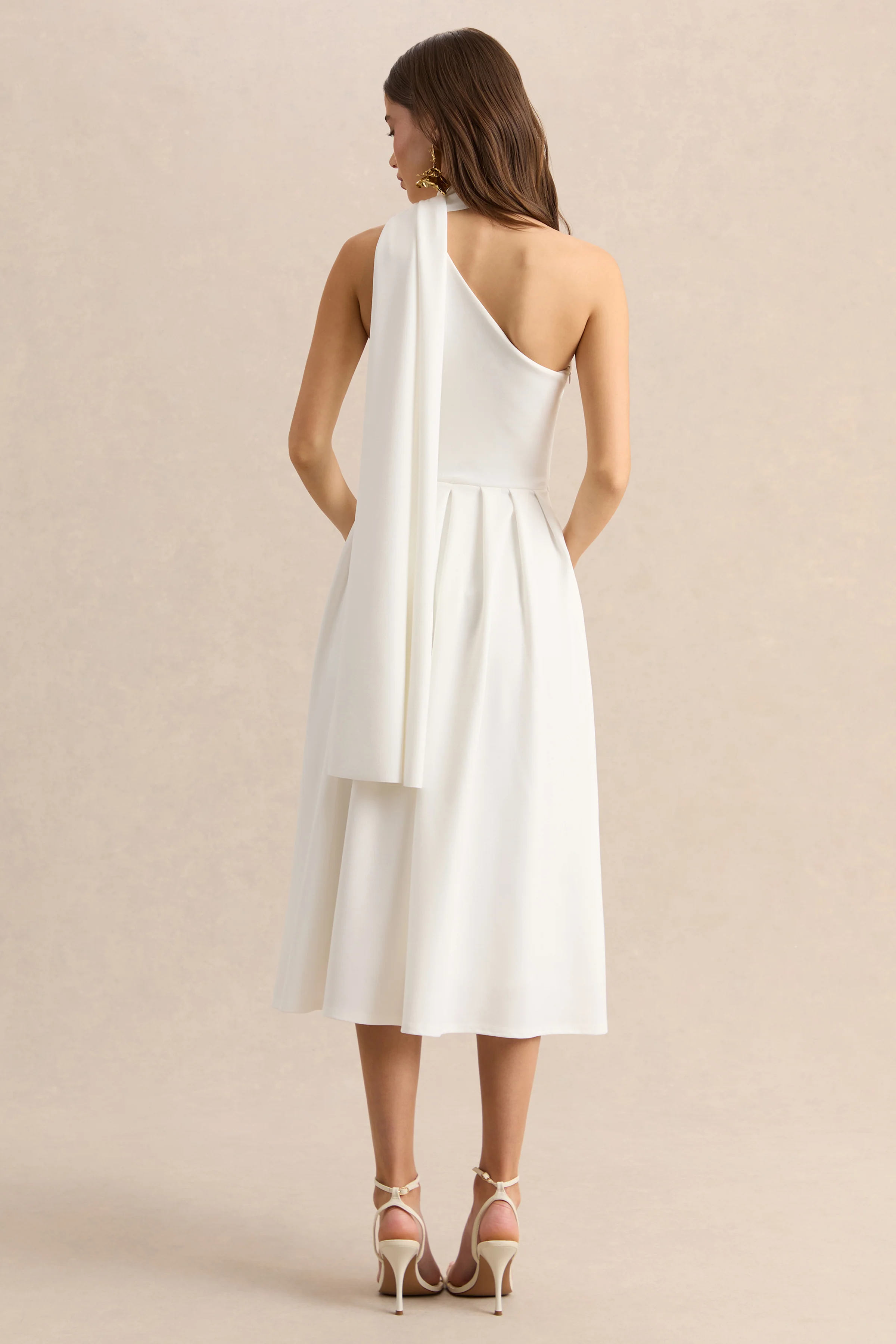 Odette | Robe mi-longue blanche à encolure asymétrique avec écharpe - Image 2