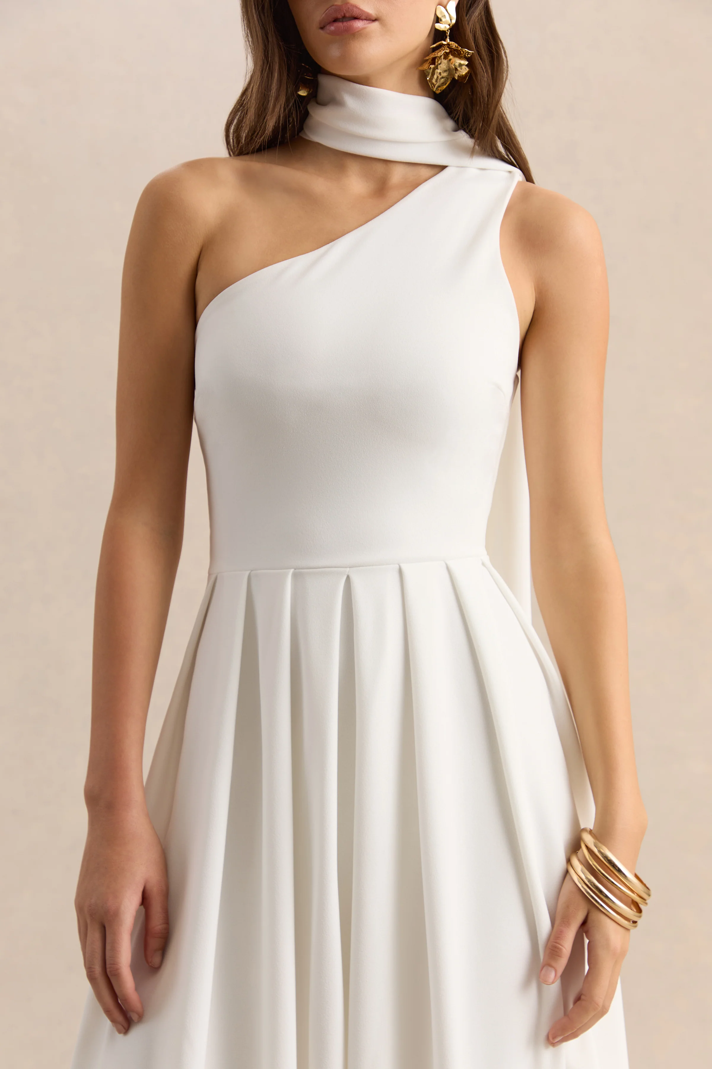 Odette | Robe mi-longue blanche à encolure asymétrique avec écharpe - Image 3
