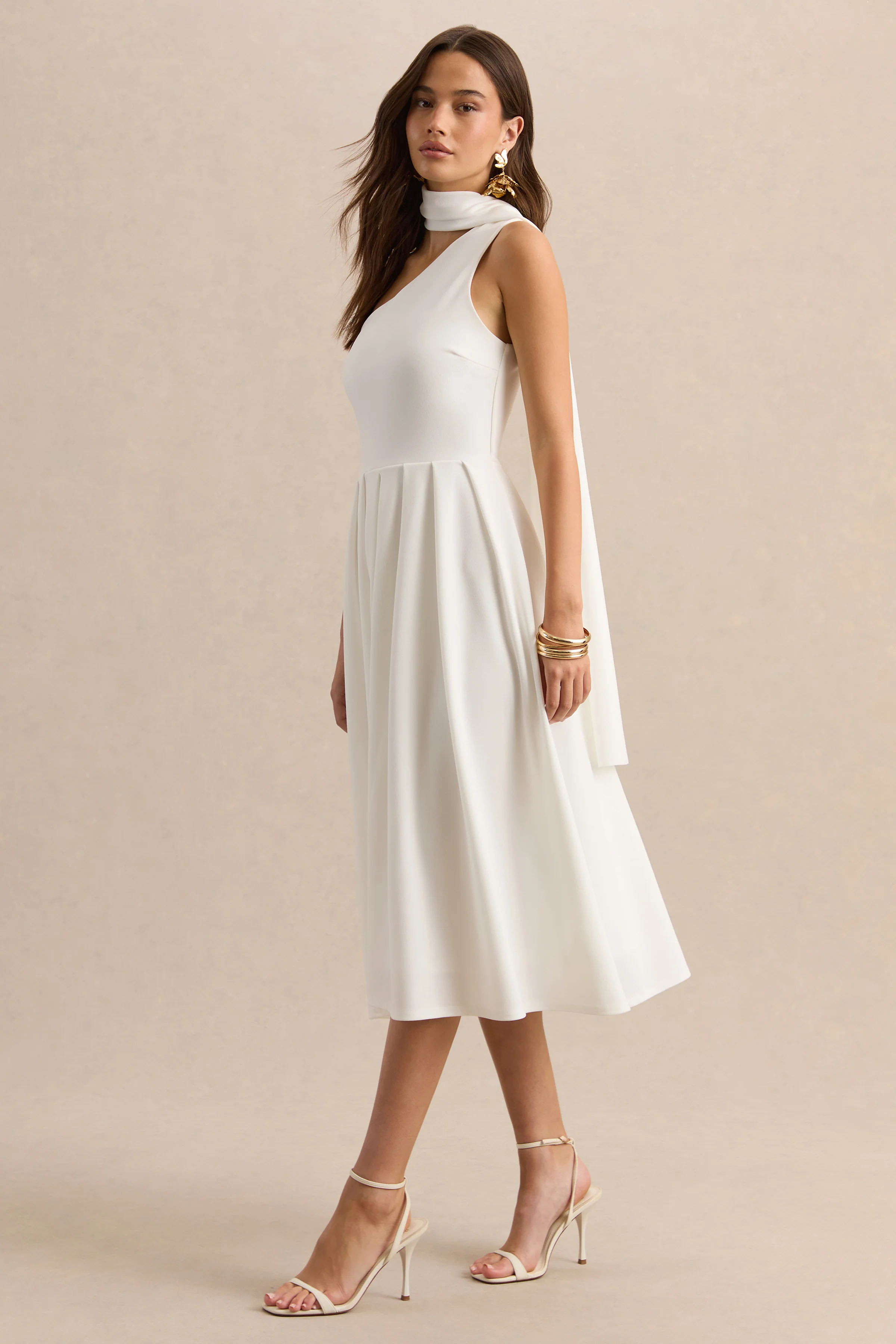 Odette | Robe mi-longue blanche à encolure asymétrique avec écharpe - Image 4