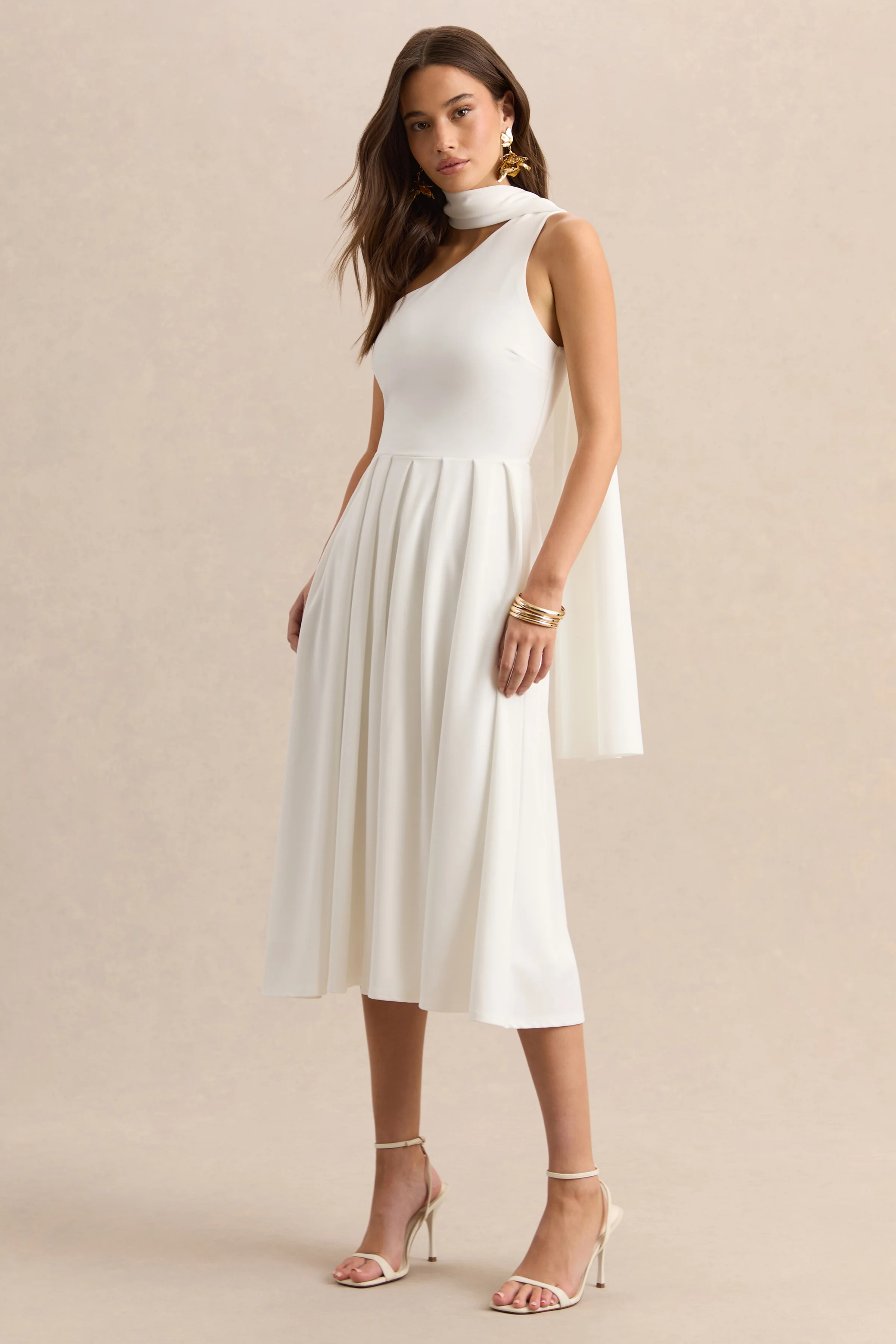 Odette | Robe mi-longue blanche à encolure asymétrique avec écharpe - Image 5