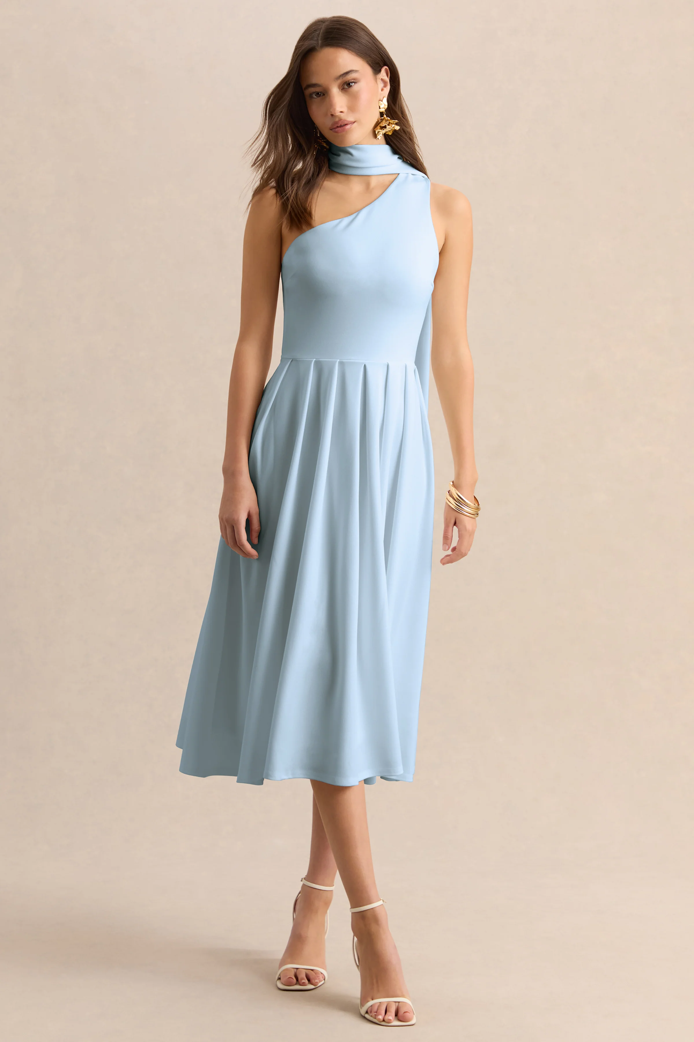 Odette | Robe mi-longue bleu poudré à encolure asymétrique avec détail foulard