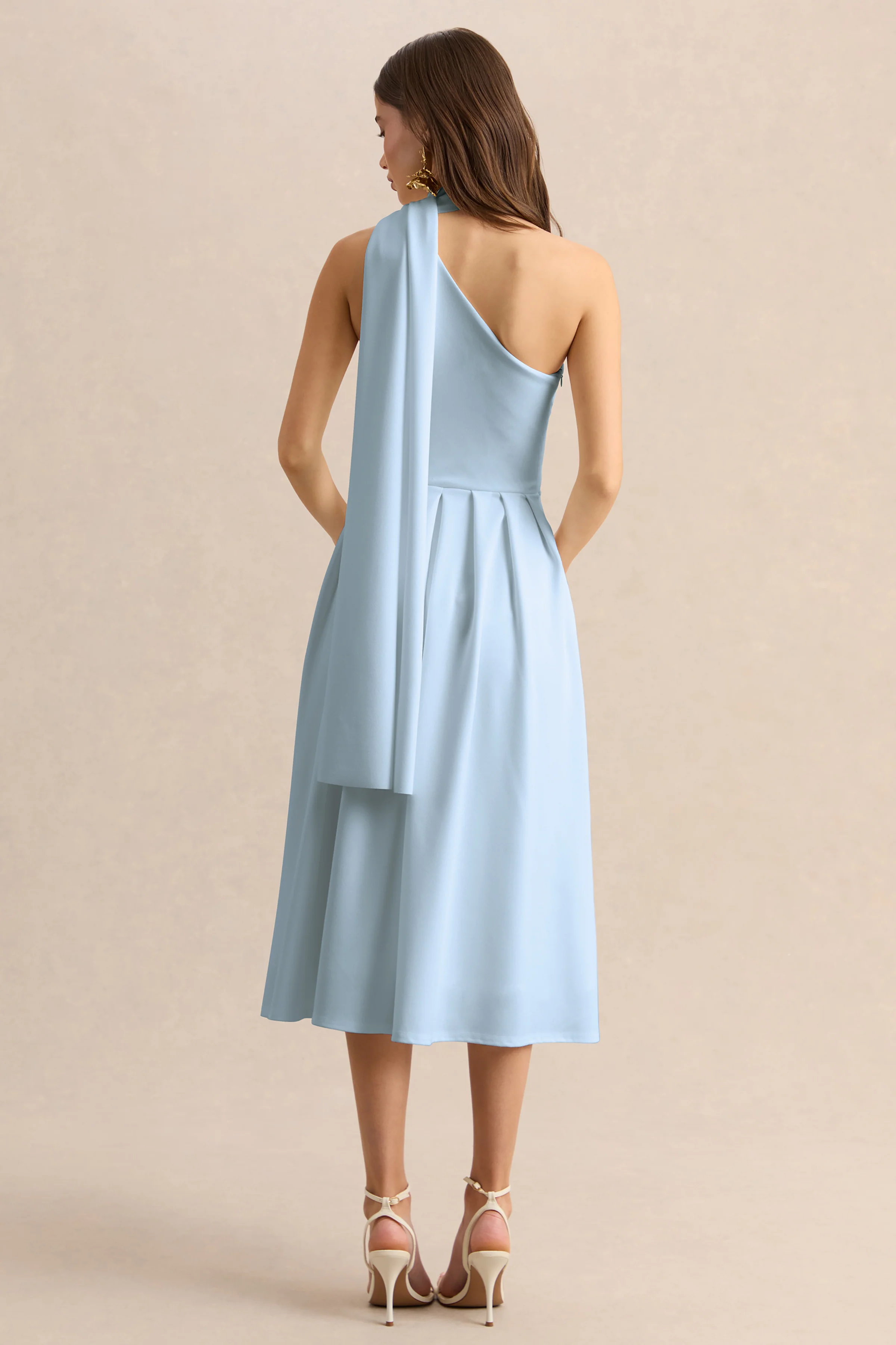 Odette | Robe mi-longue bleu poudré à encolure asymétrique avec détail foulard - Image 2