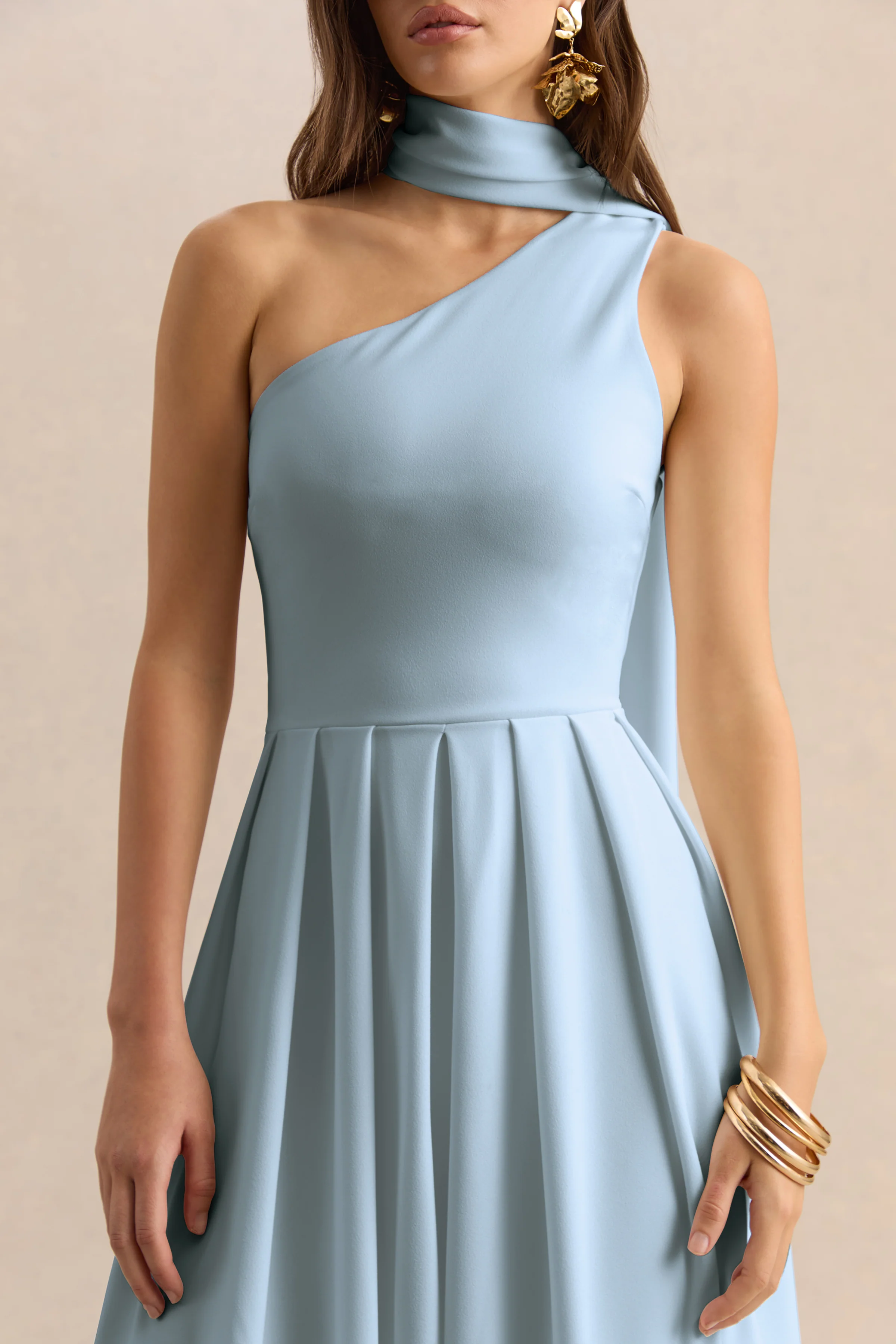 Odette | Robe mi-longue bleu poudré à encolure asymétrique avec détail foulard - Image 3
