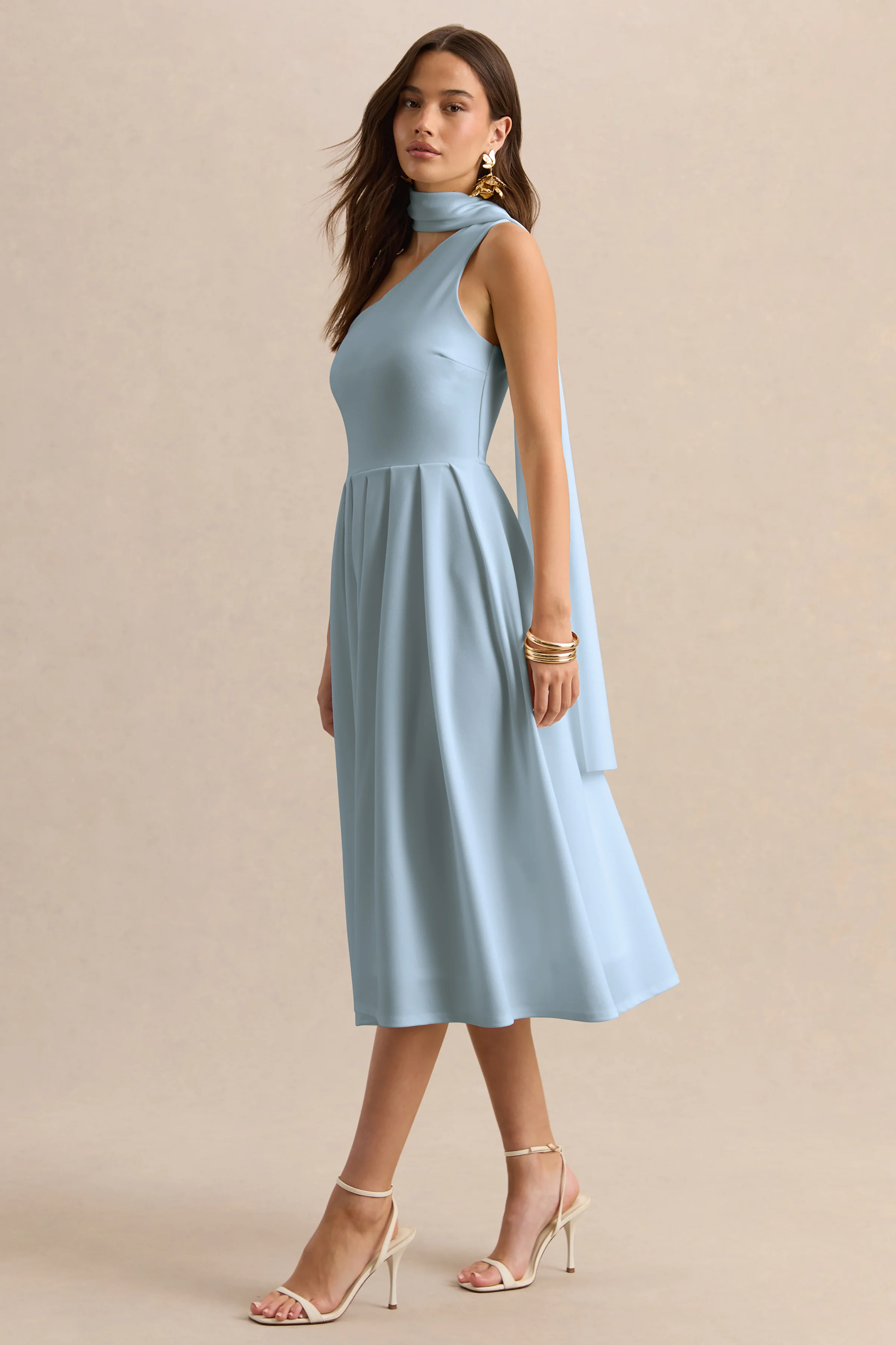 Odette | Robe mi-longue bleu poudré à encolure asymétrique avec détail foulard - Image 5