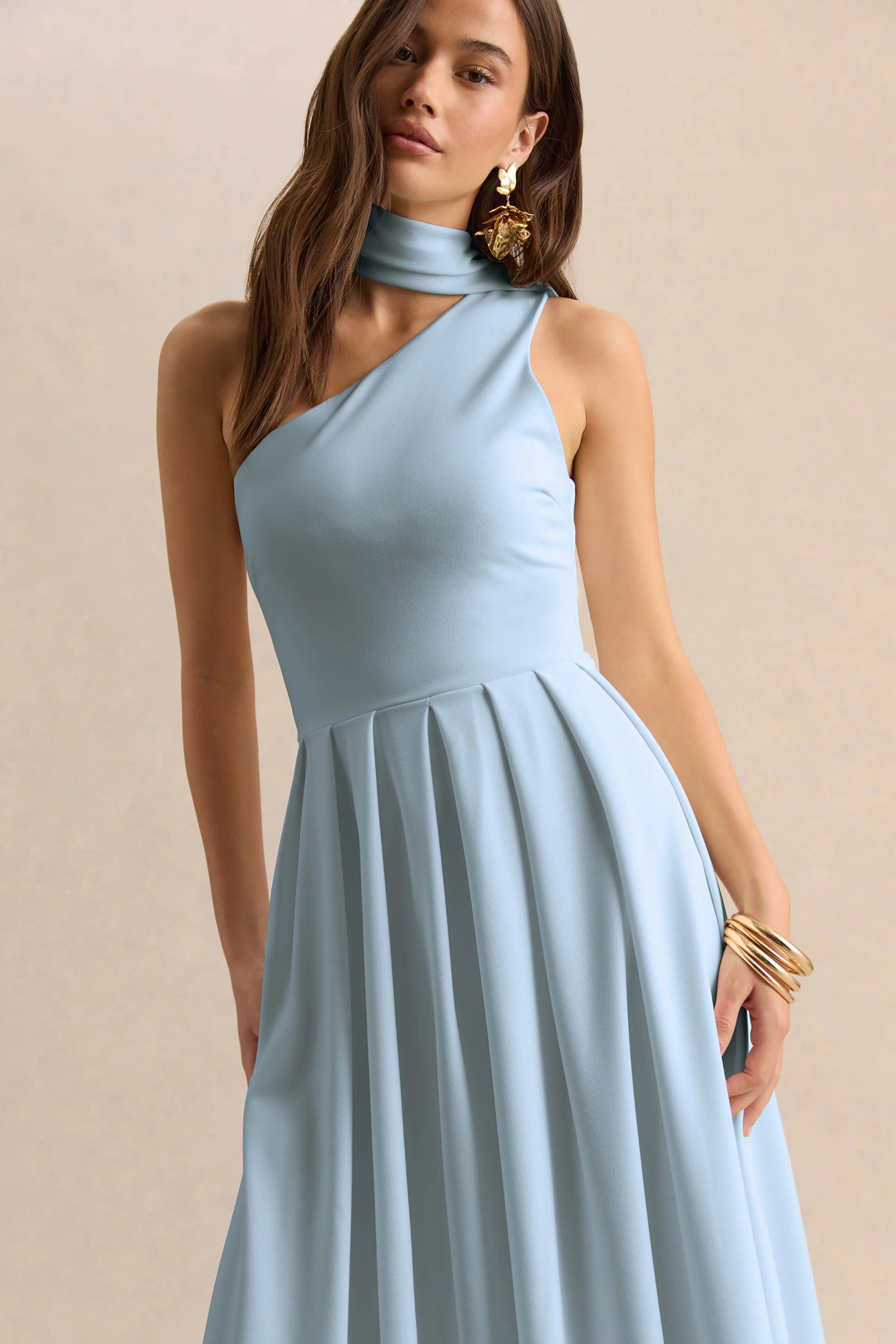 Odette | Robe mi-longue bleu poudré à encolure asymétrique avec détail foulard - Image 6