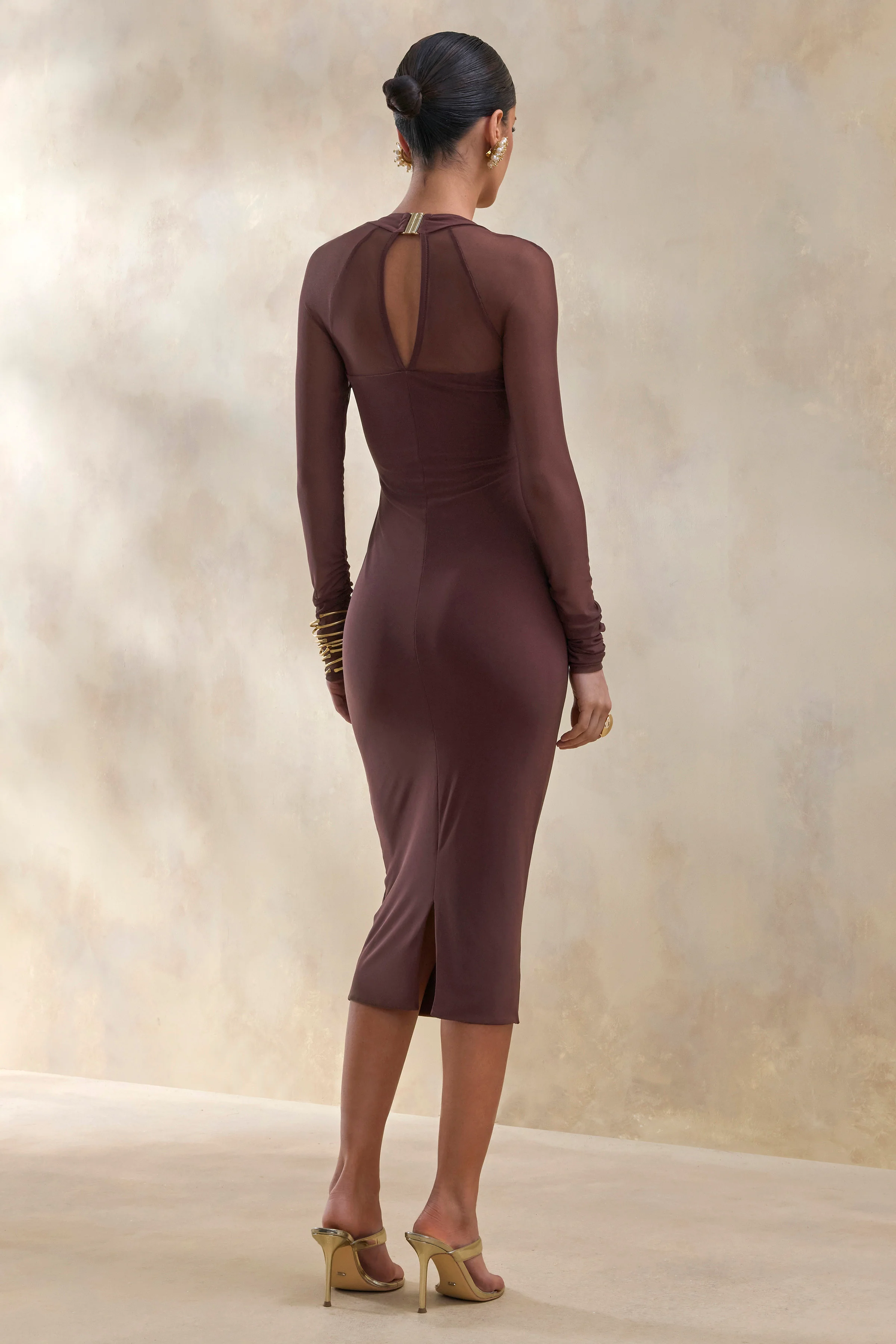 Off Track | Robe mi-longue marron près du corps avec manches en mesh - Image 2