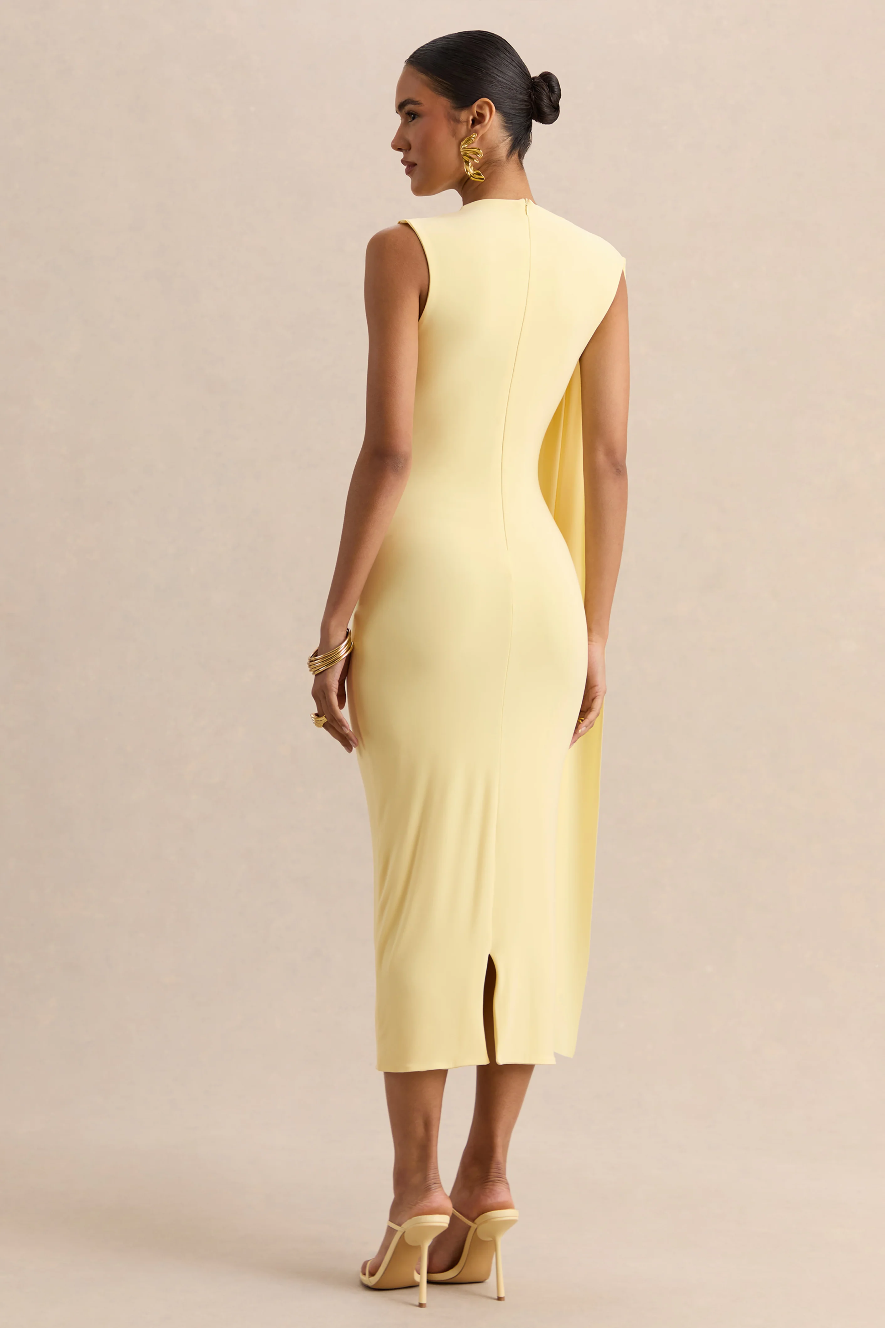 Oleandra | Robe mi-longue citron à encolure haute avec détail drapé - Image 2