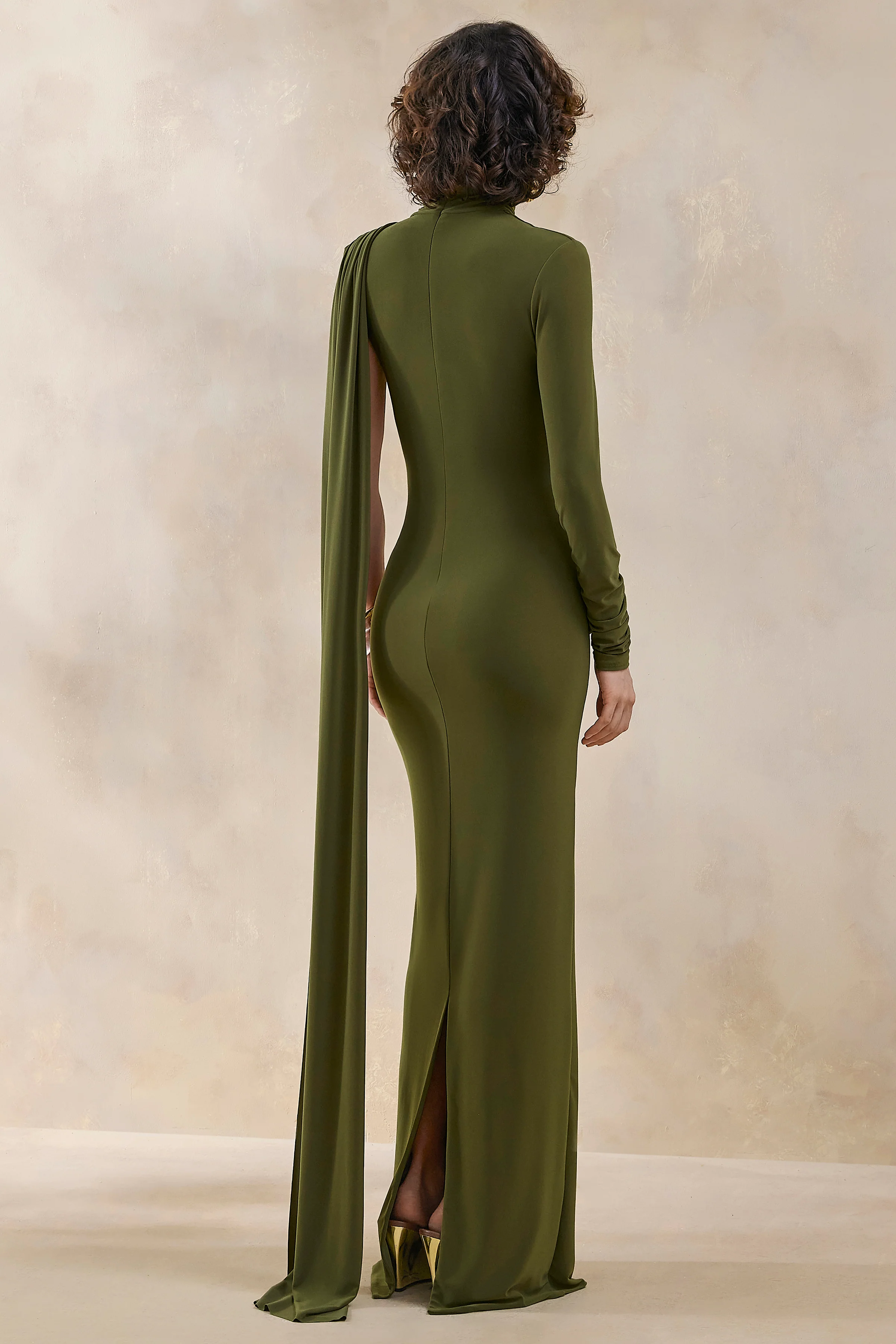 Oliria | Robe longue olive à encolure haute avec une manche longue et détail écharpe - Image 2