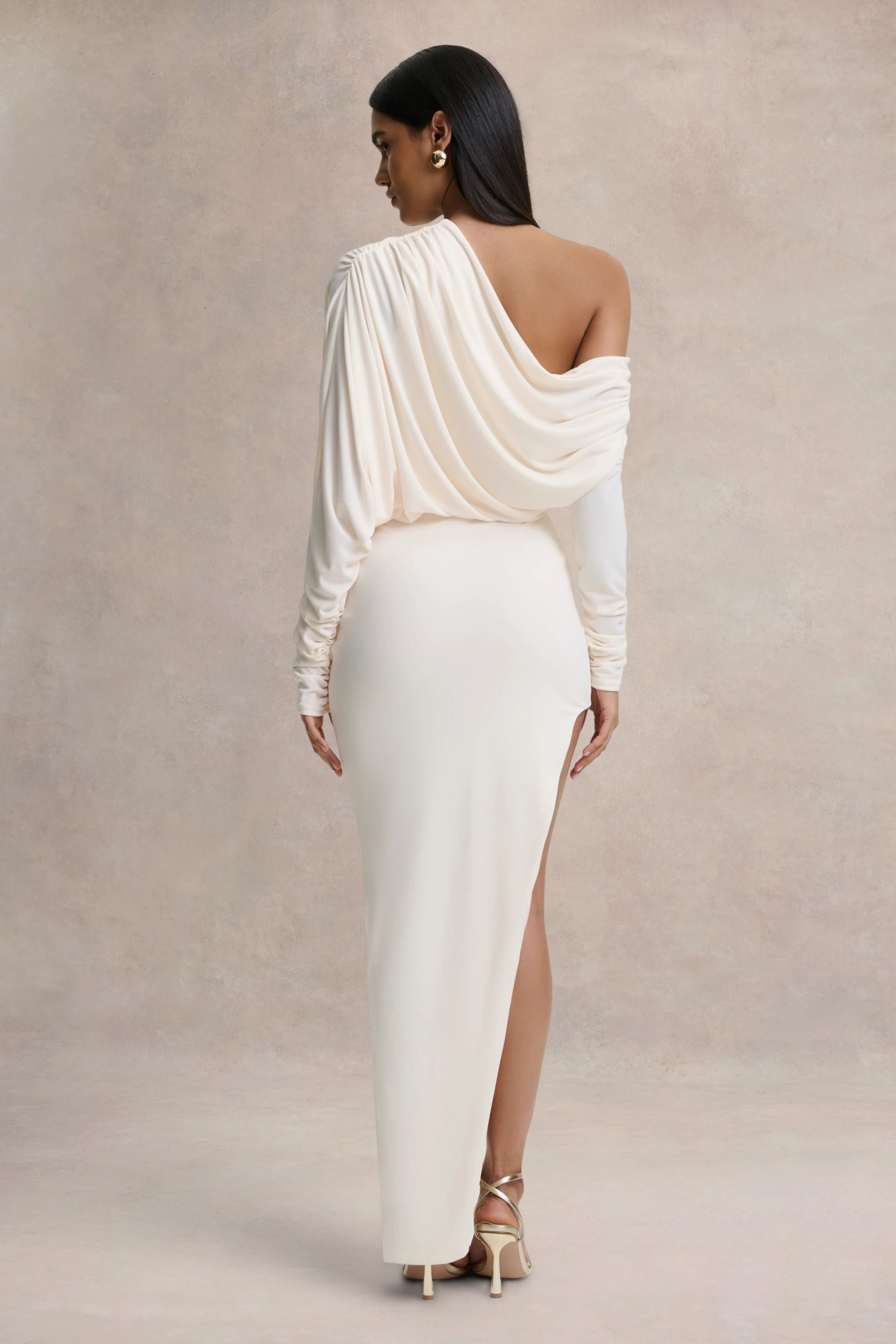 Olivia | Robe longue crème à encolure asymétrique avec détails froncés et fente haute devant - Image 2