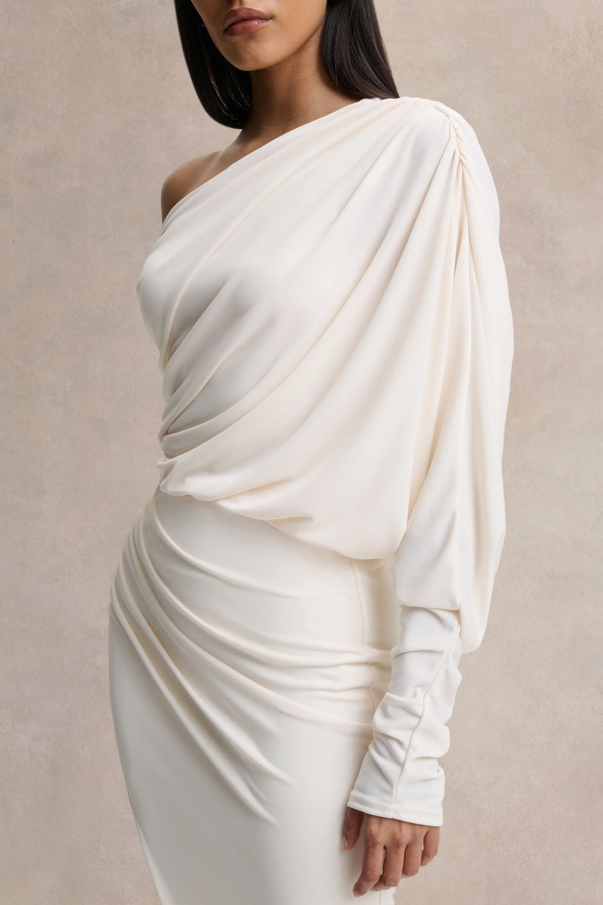 Olivia | Robe longue crème à encolure asymétrique avec détails froncés et fente haute devant - Image 3