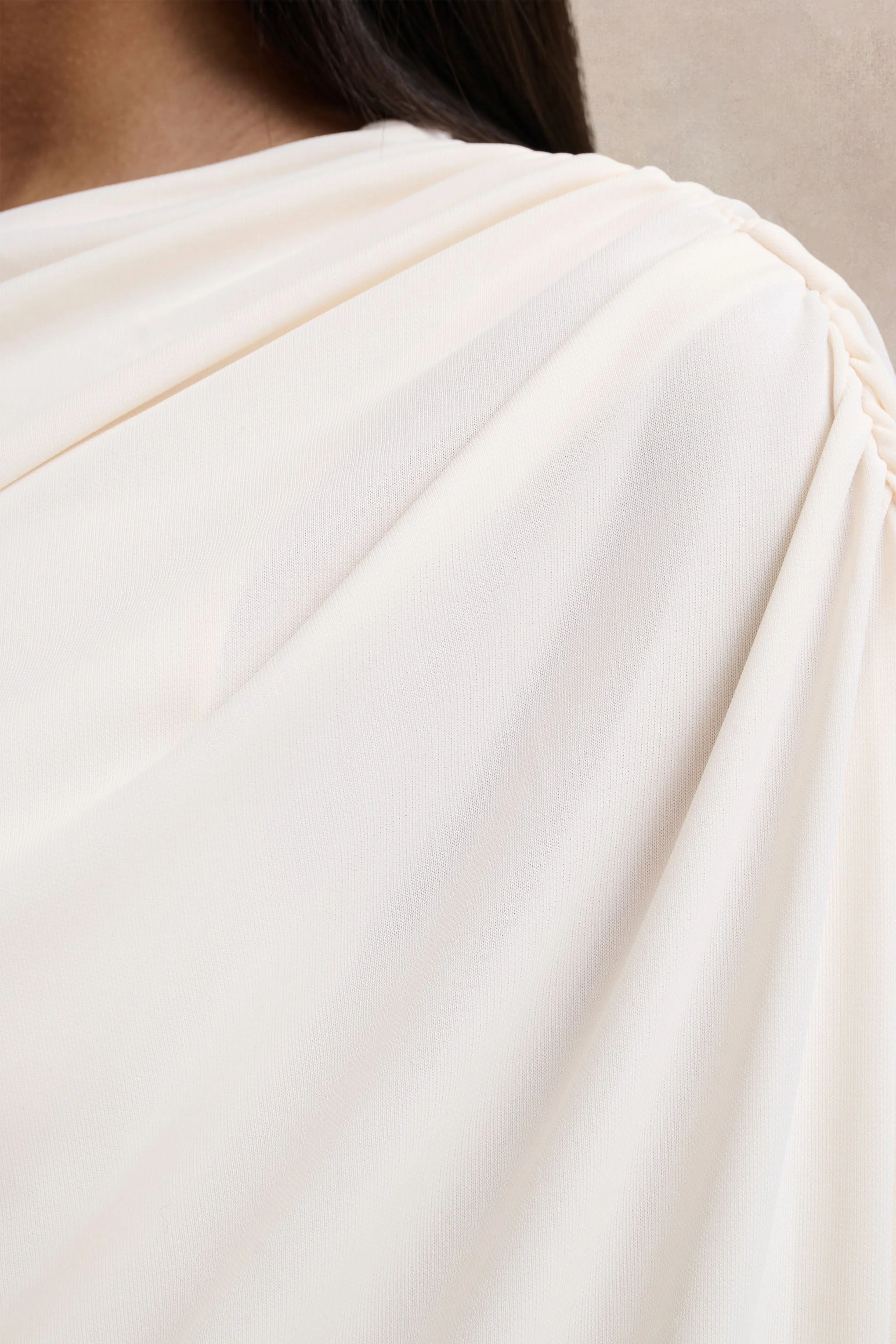 Olivia | Robe longue crème à encolure asymétrique avec détails froncés et fente haute devant - Image 6
