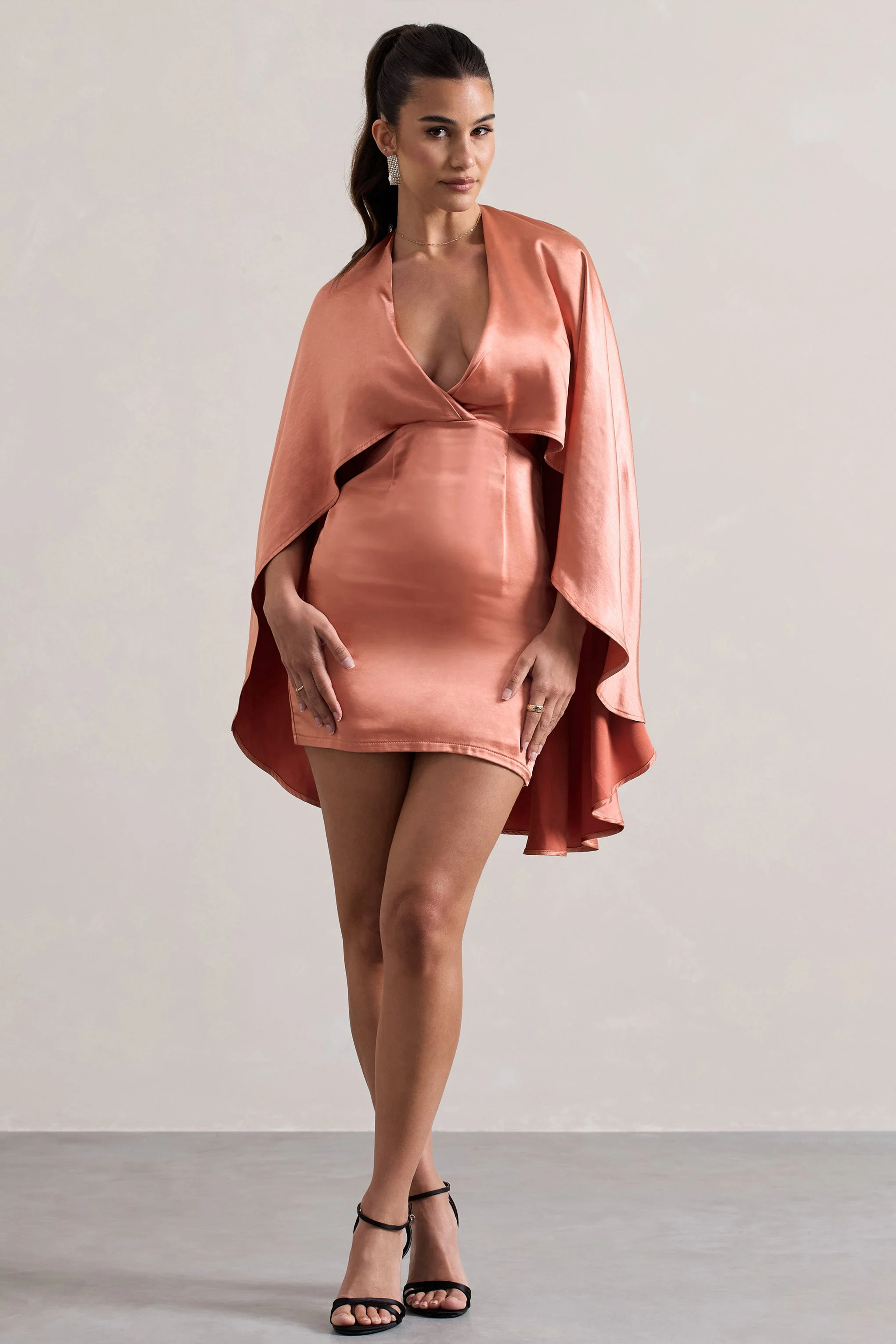 Olsen | Mini-robe en satin corail à décolleté plongeant et cape - Image 3
