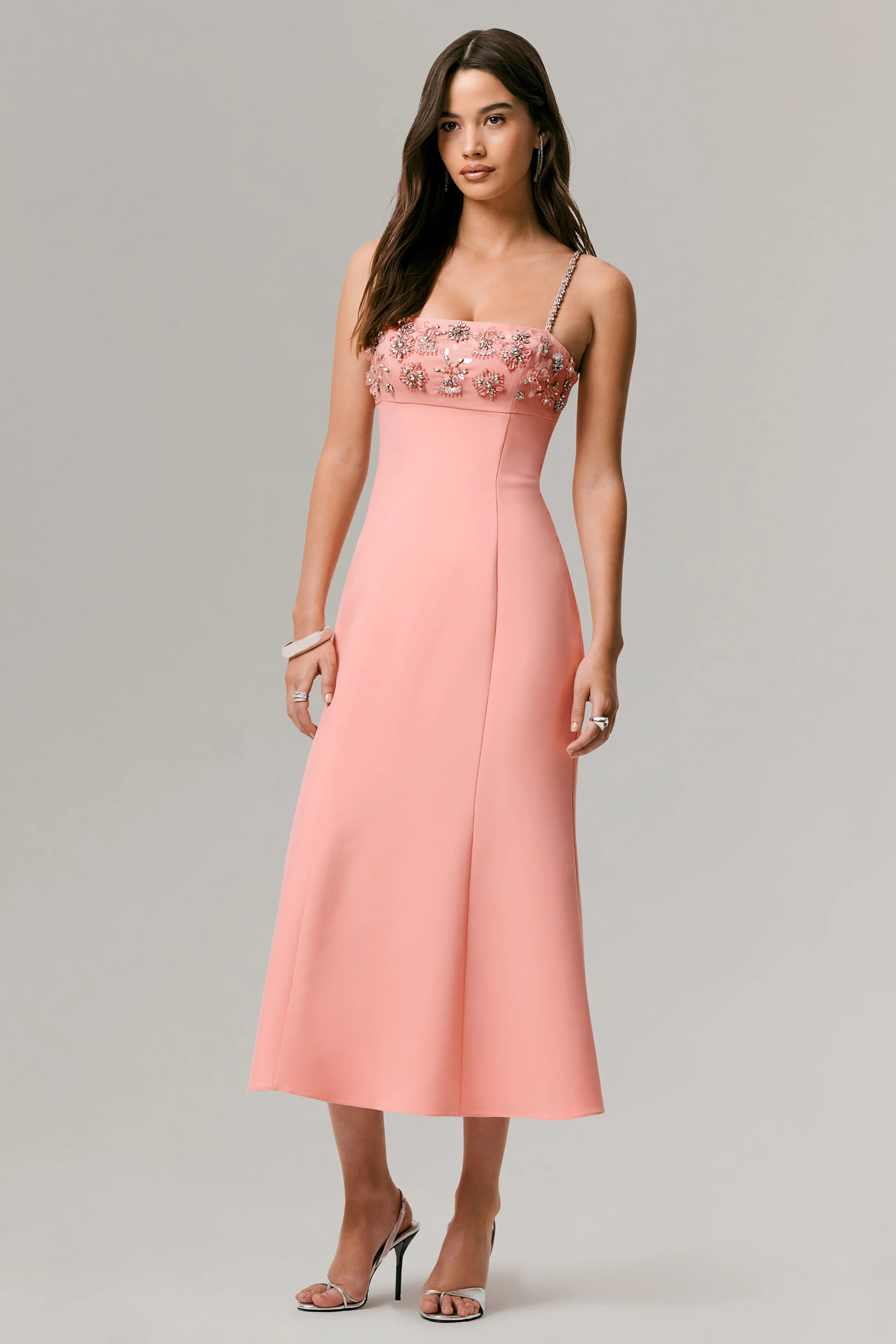 One To Remember | Robe mi-longue corail à décolleté carré ornée - Image 3