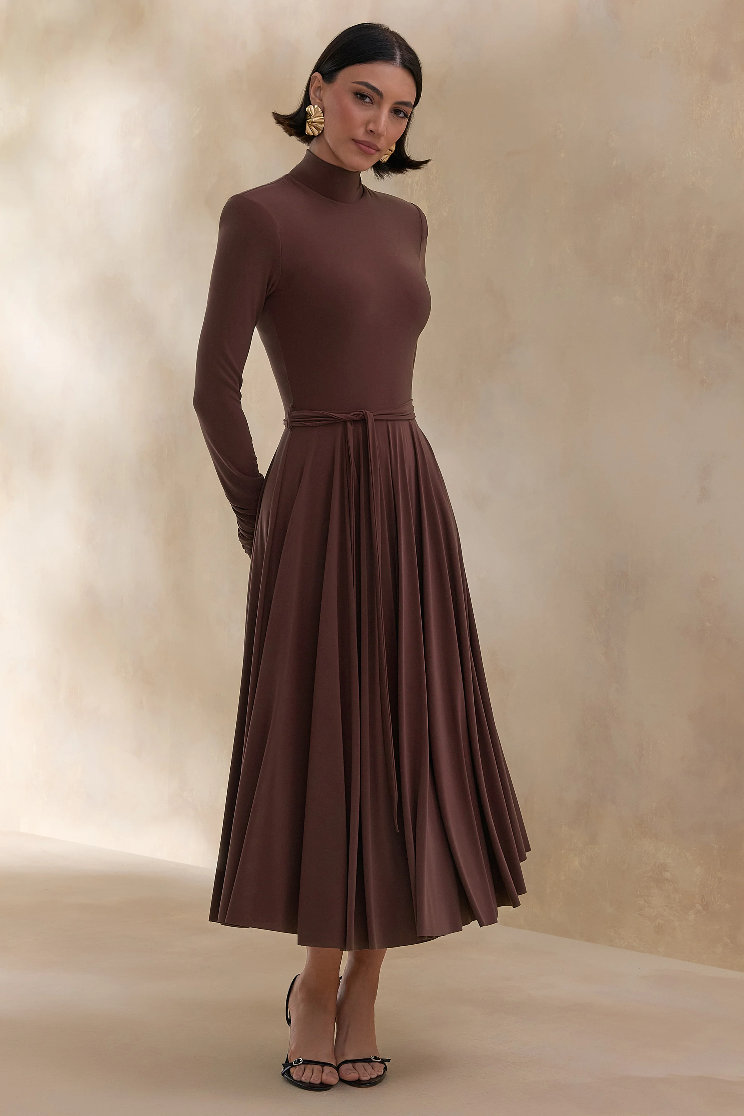 Opalia | Robe mi-longue marron à col montant ceinturée - Image 4