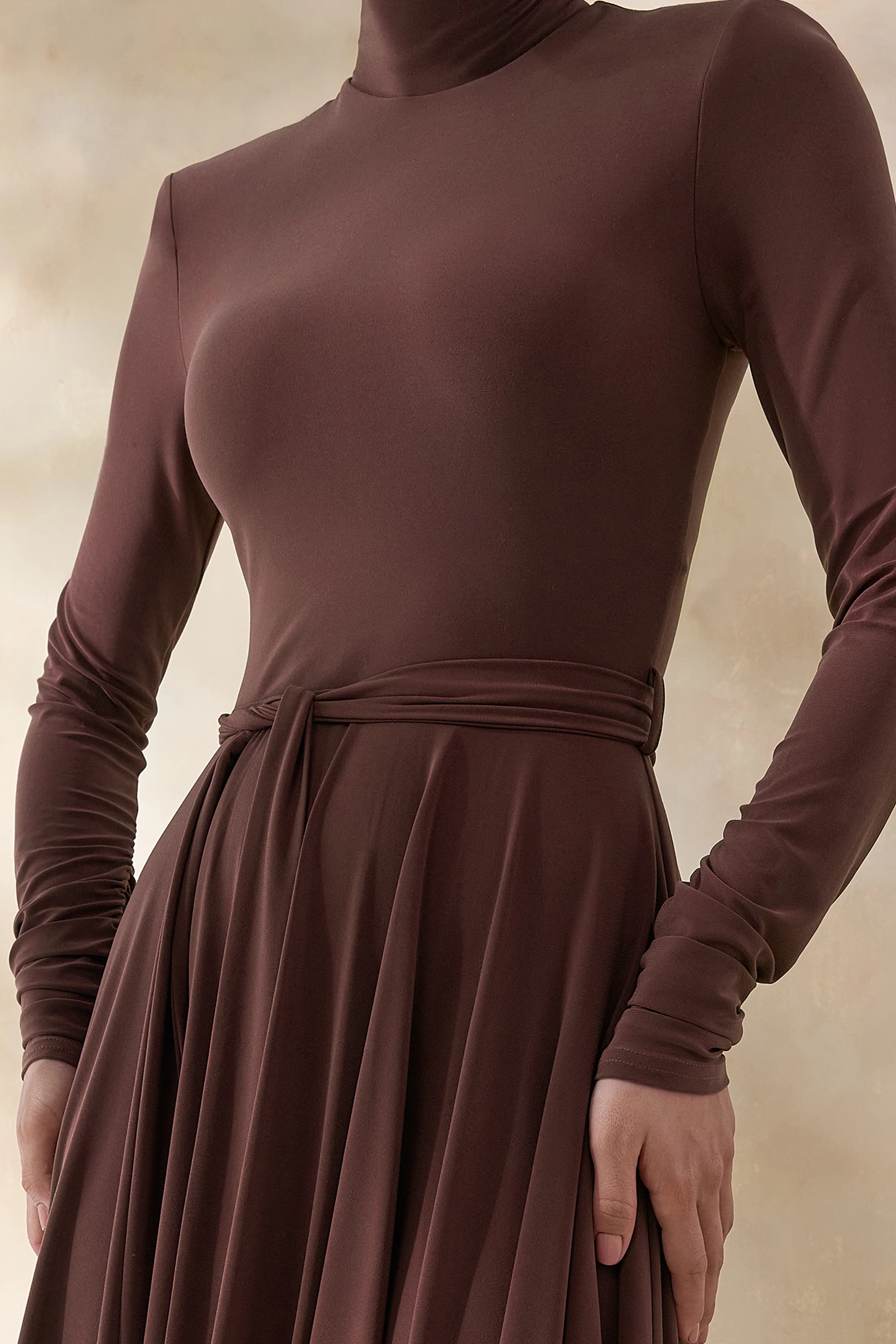 Opalia | Robe mi-longue marron à col montant ceinturée - Image 7