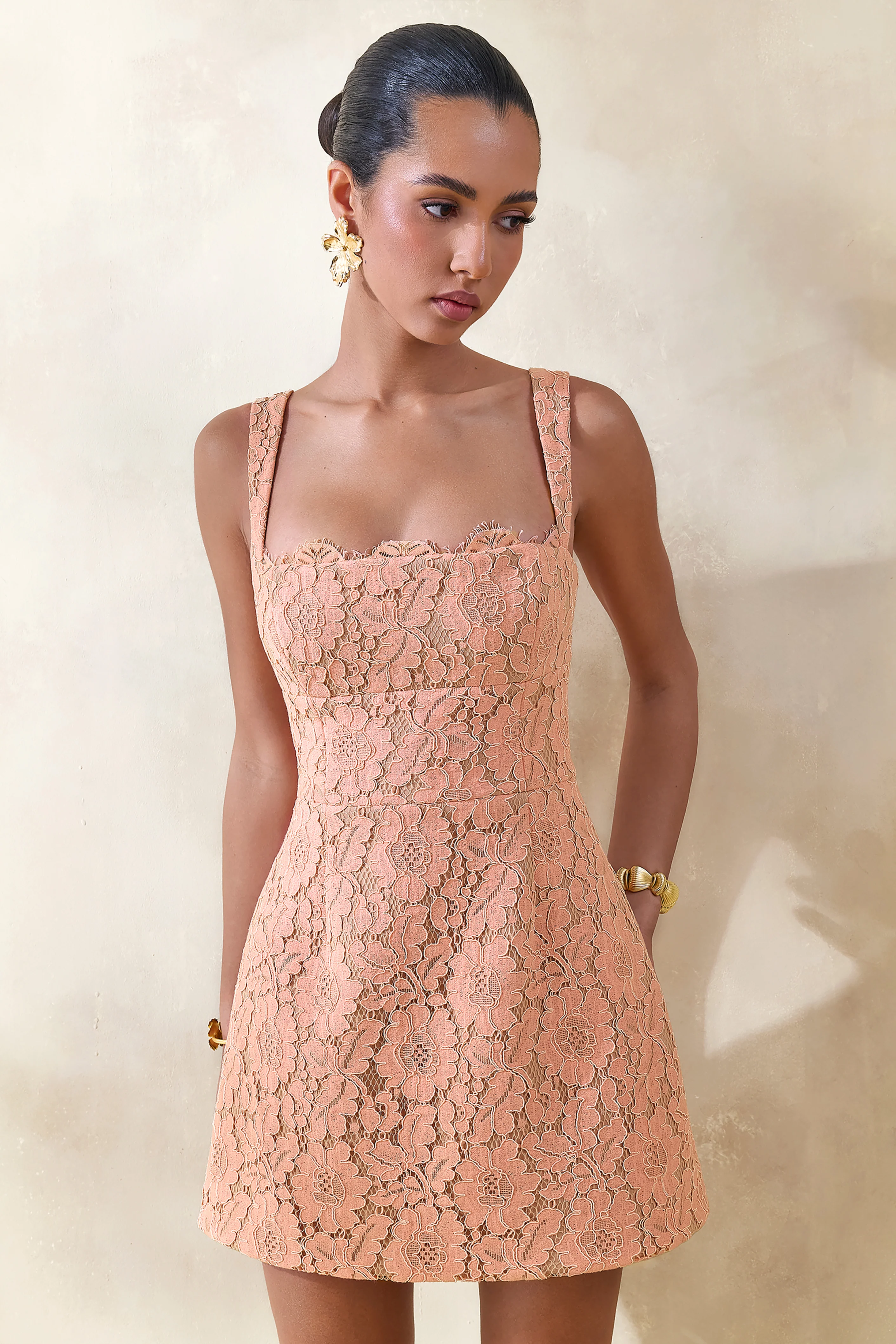Orelisse | Mini-robe en dentelle corail à encolure carrée - Image 3