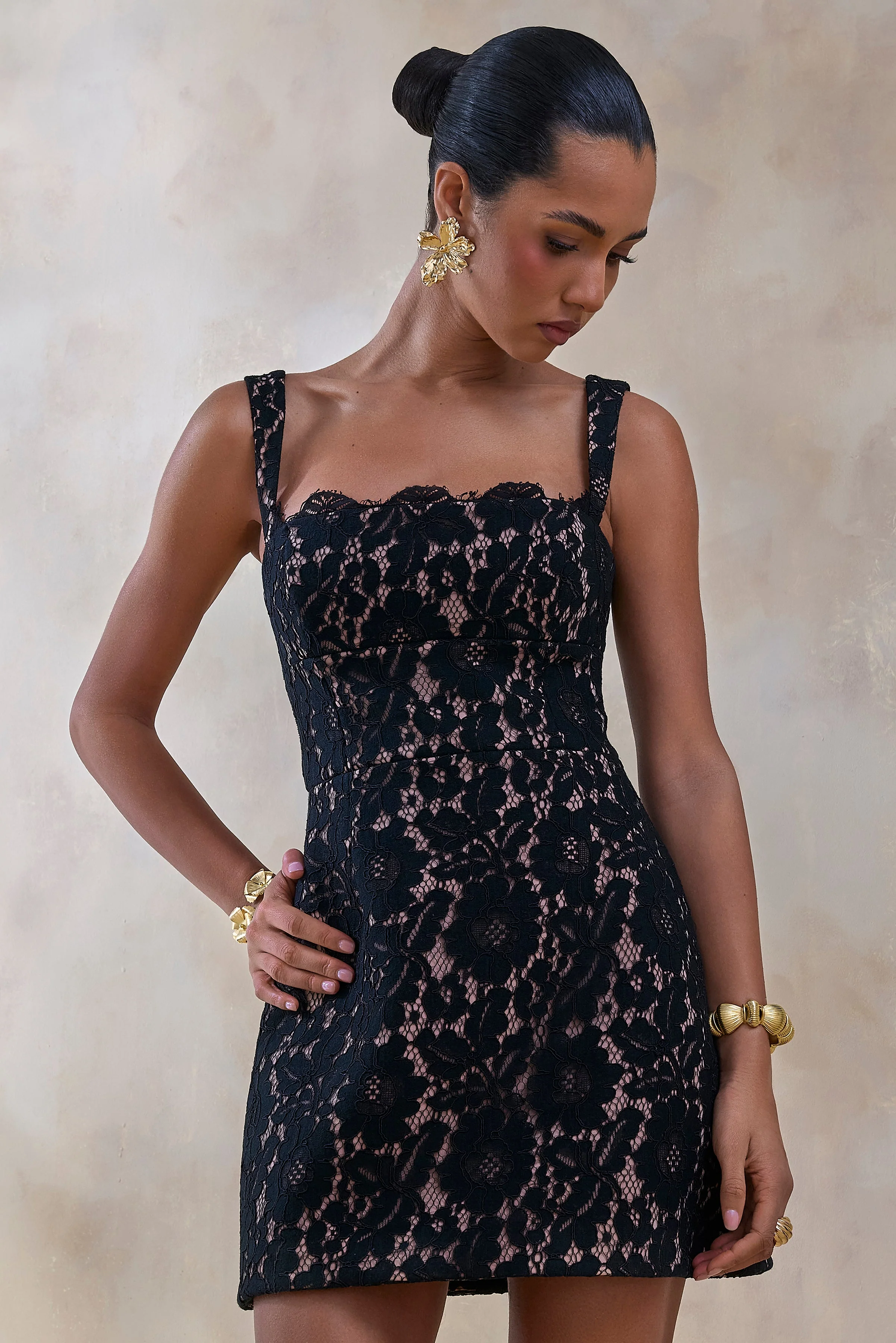 Orelisse | Mini-robe en dentelle noire à encolure carrée - Image 4