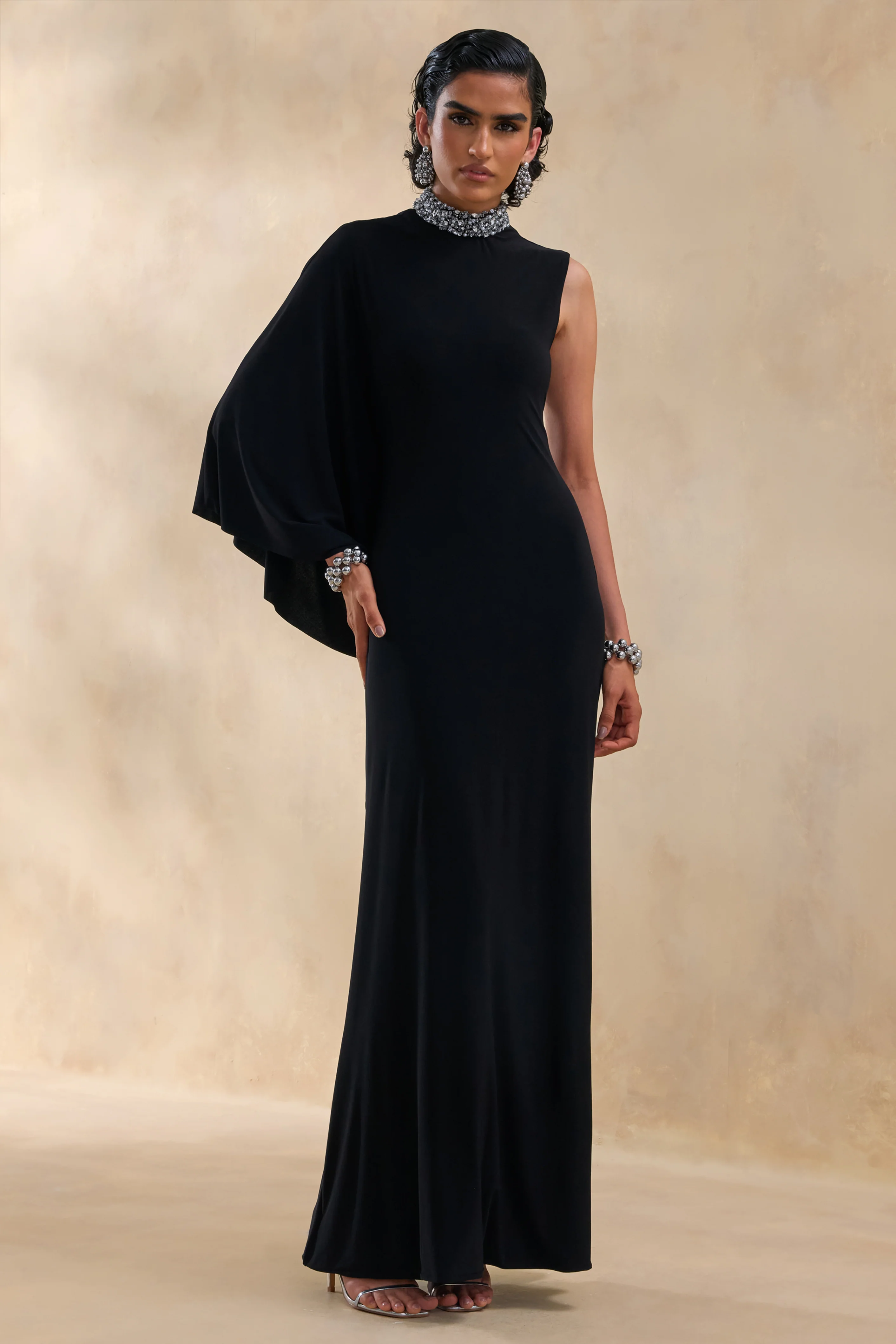Oriana | Robe longue noire à col montant orné avec manche cape unique