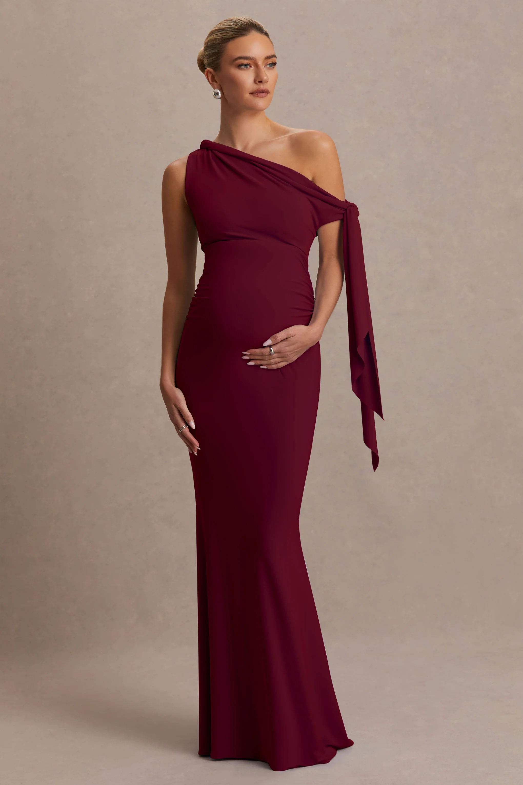 Orielle | Robe longue de maternité bordeaux à encolure asymétrique avec manche nouée