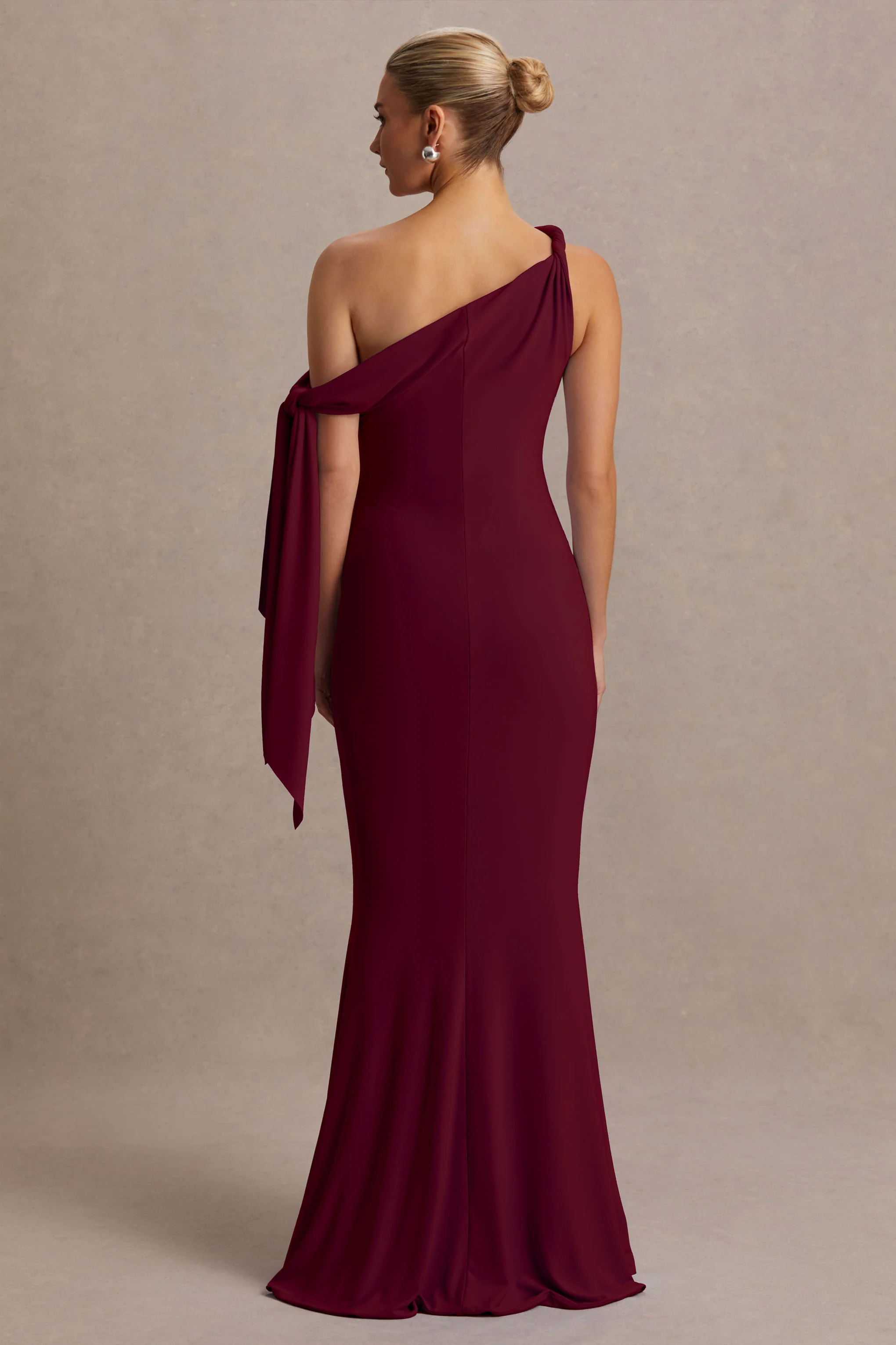 Orielle | Robe longue de maternité bordeaux à encolure asymétrique avec manche nouée - Image 2