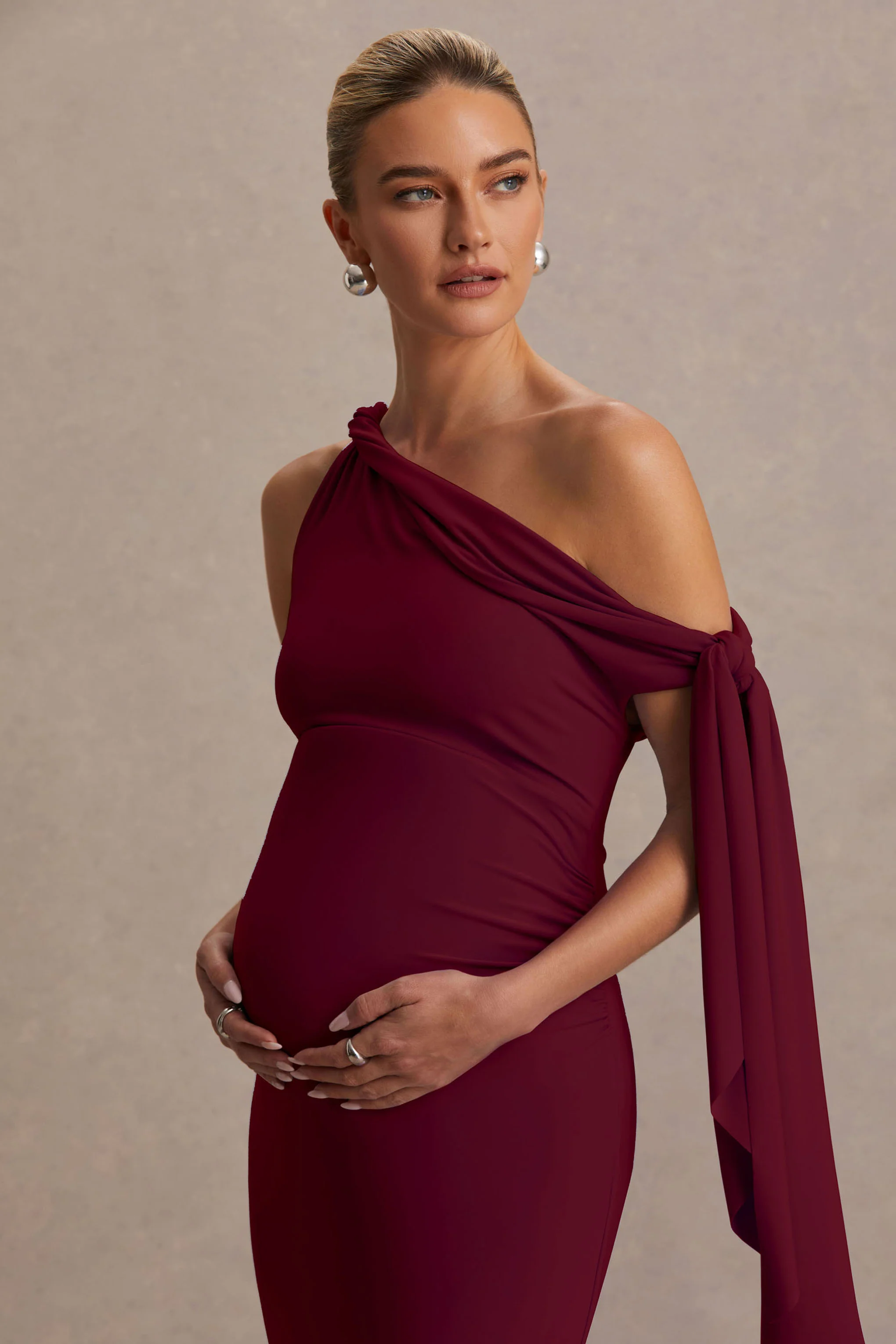 Orielle | Robe longue de maternité bordeaux à encolure asymétrique avec manche nouée - Image 3