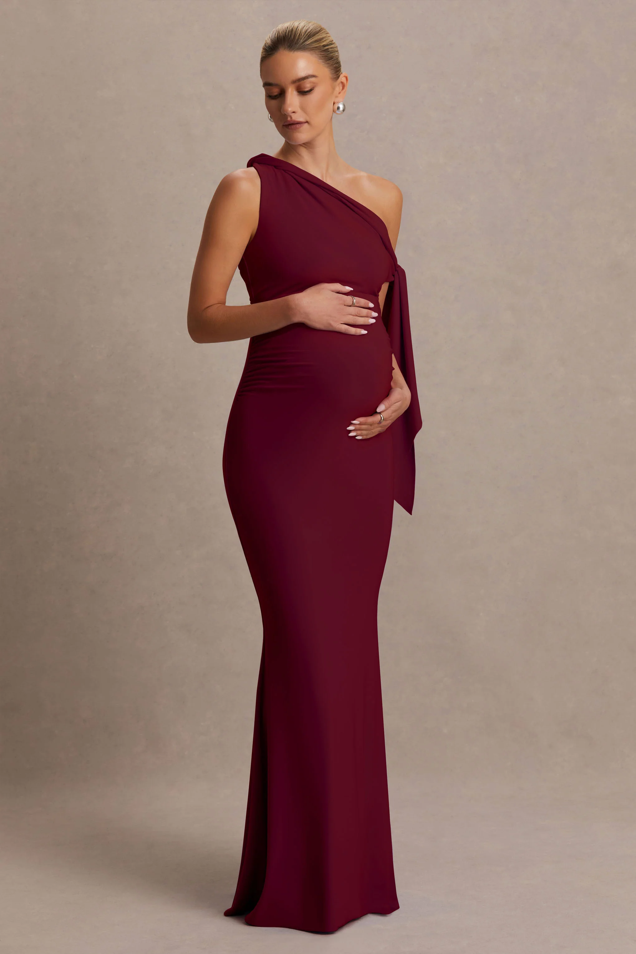 Orielle | Robe longue de maternité bordeaux à encolure asymétrique avec manche nouée - Image 4