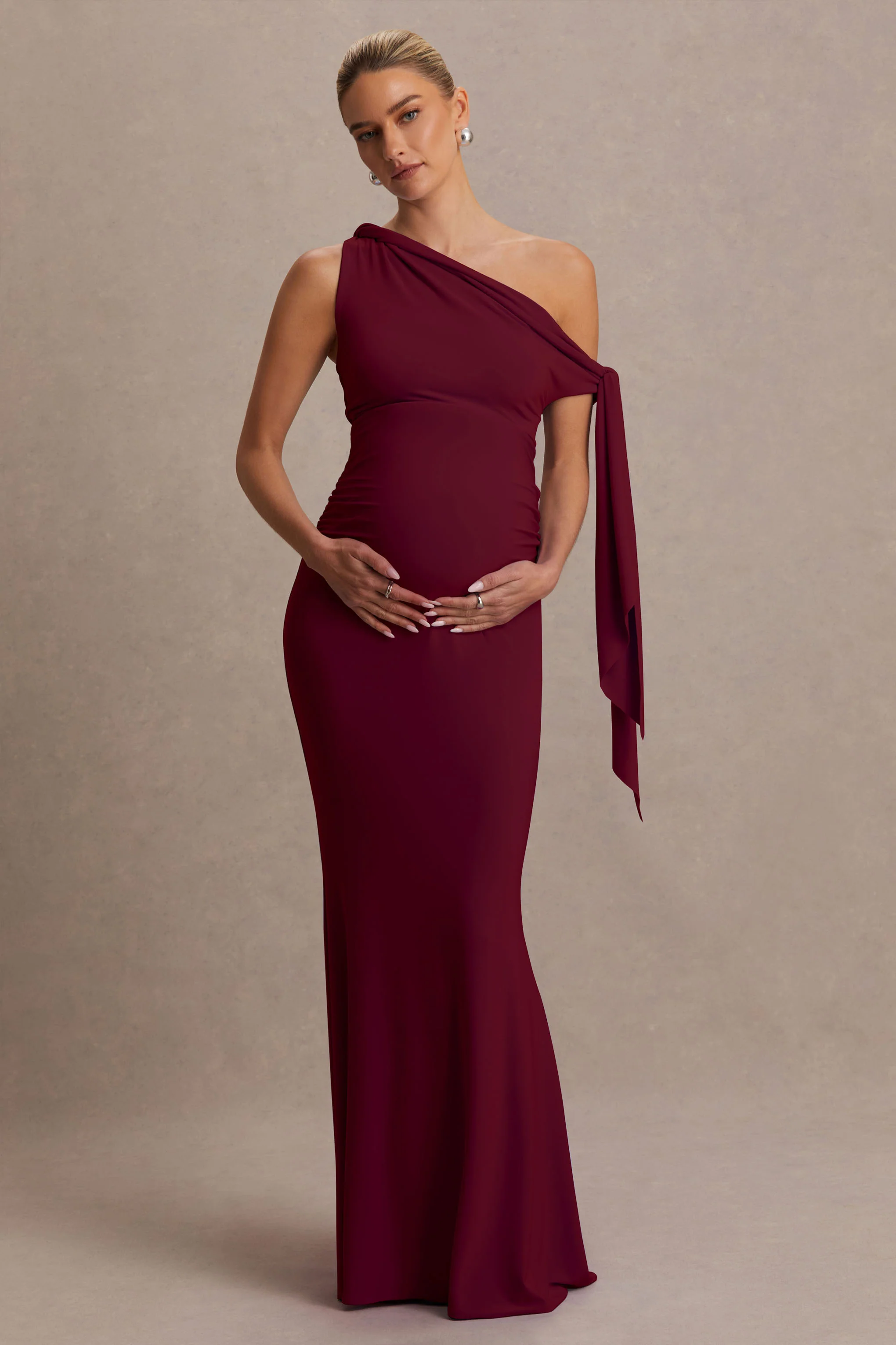 Orielle | Robe longue de maternité bordeaux à encolure asymétrique avec manche nouée - Image 5