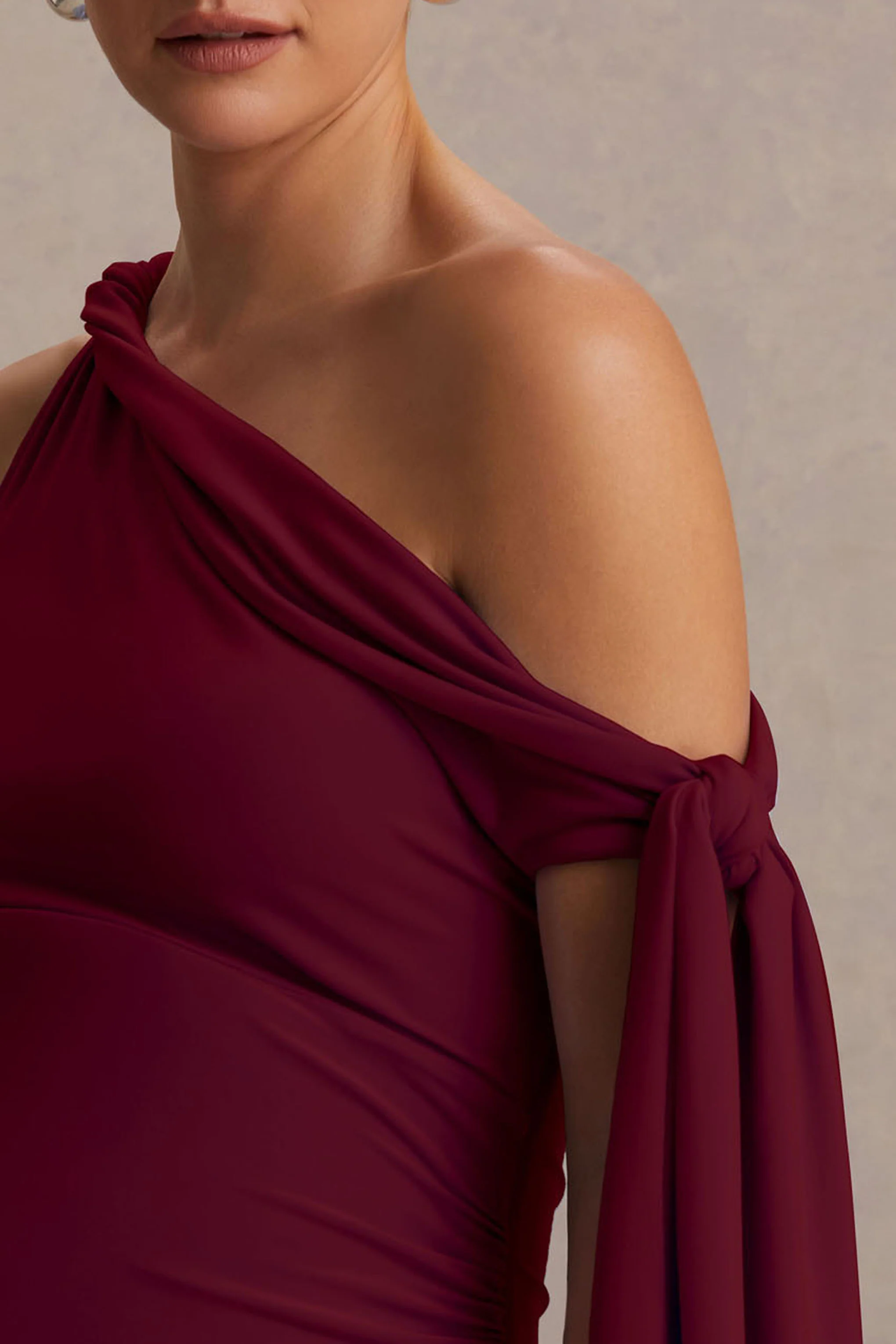 Orielle | Robe longue de maternité bordeaux à encolure asymétrique avec manche nouée - Image 6