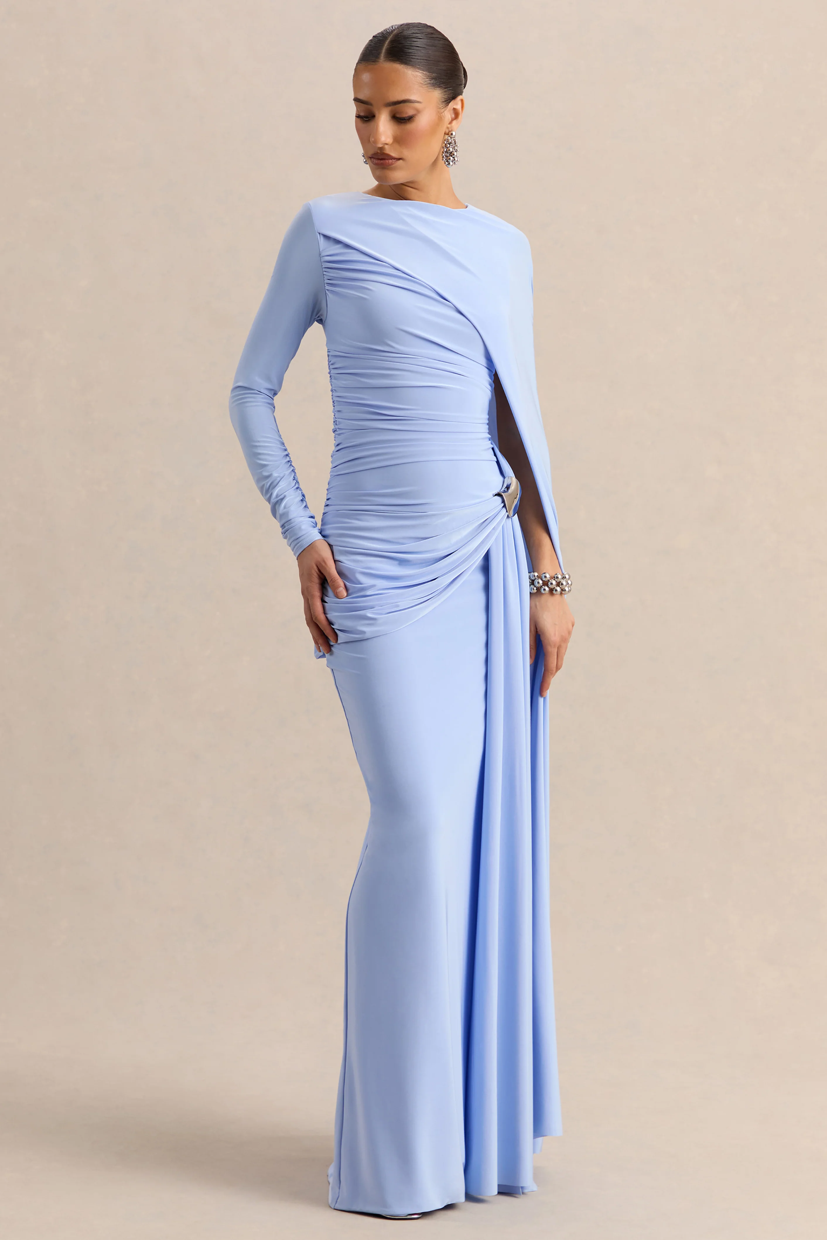 Orintha | Robe longue bleu poudré à encolure large avec cape et détail doré