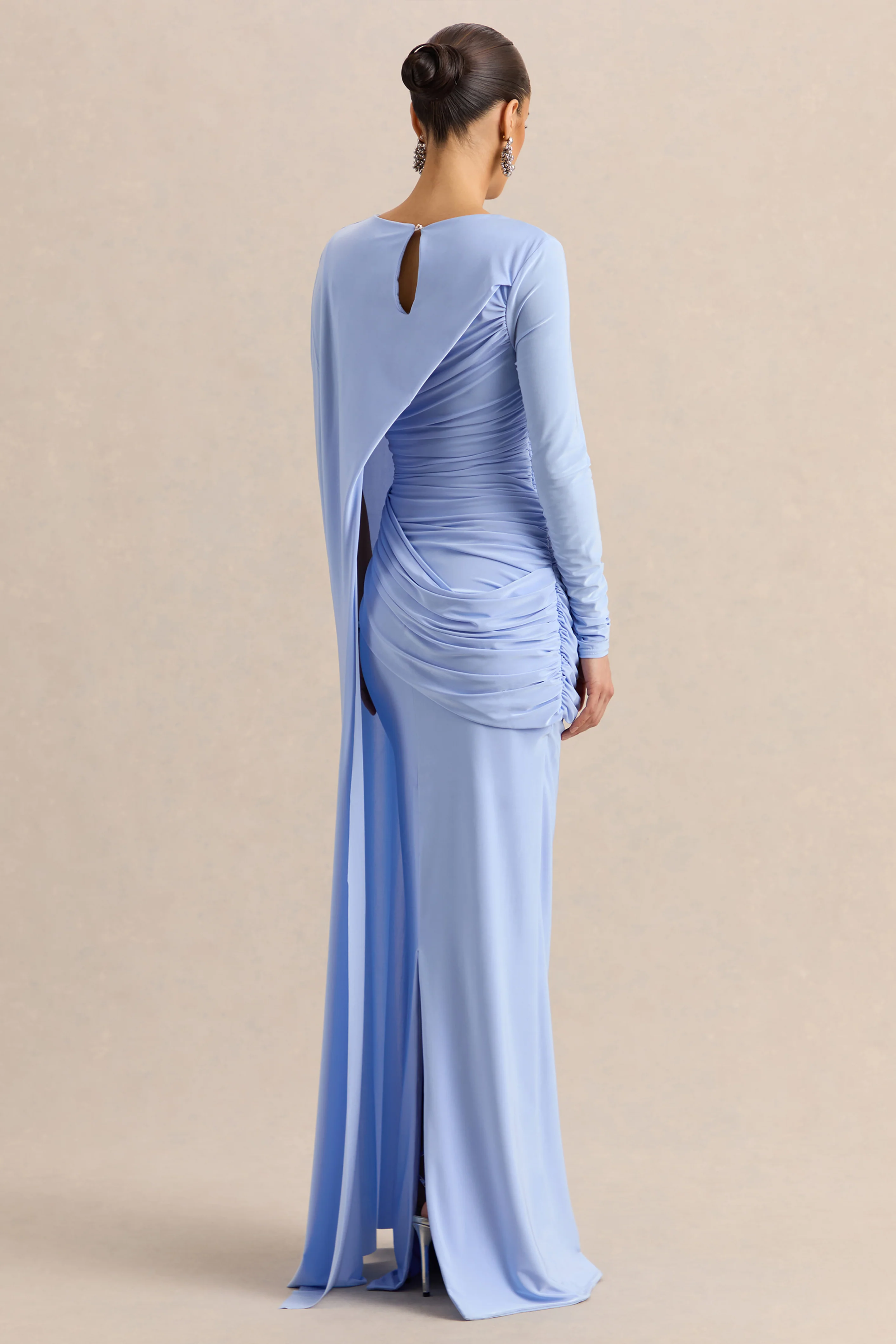 Orintha | Robe longue bleu poudré à encolure large avec cape et détail doré - Image 2