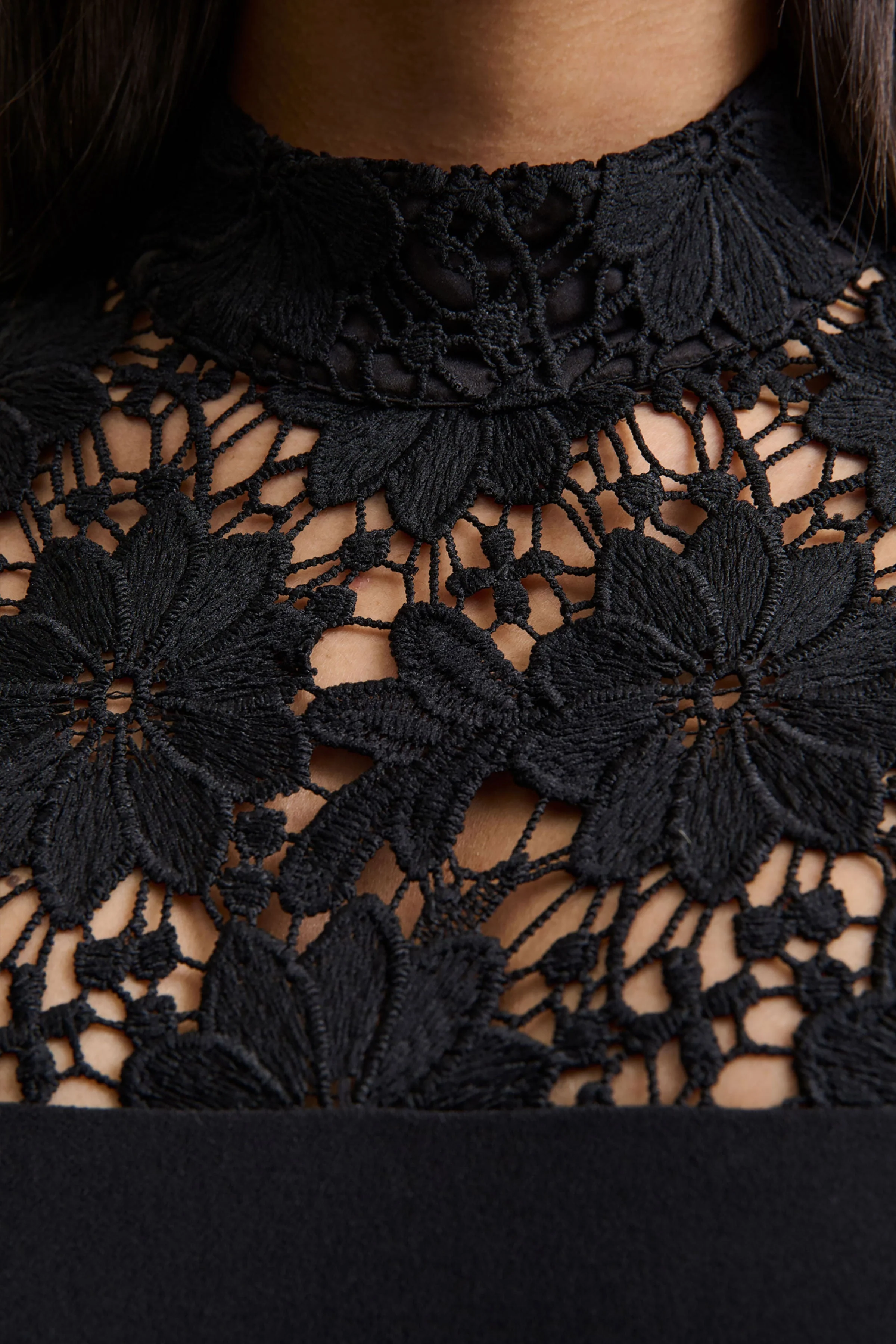 Orlina | Combinaison noire à col haut avec détails en dentelle - Image 6