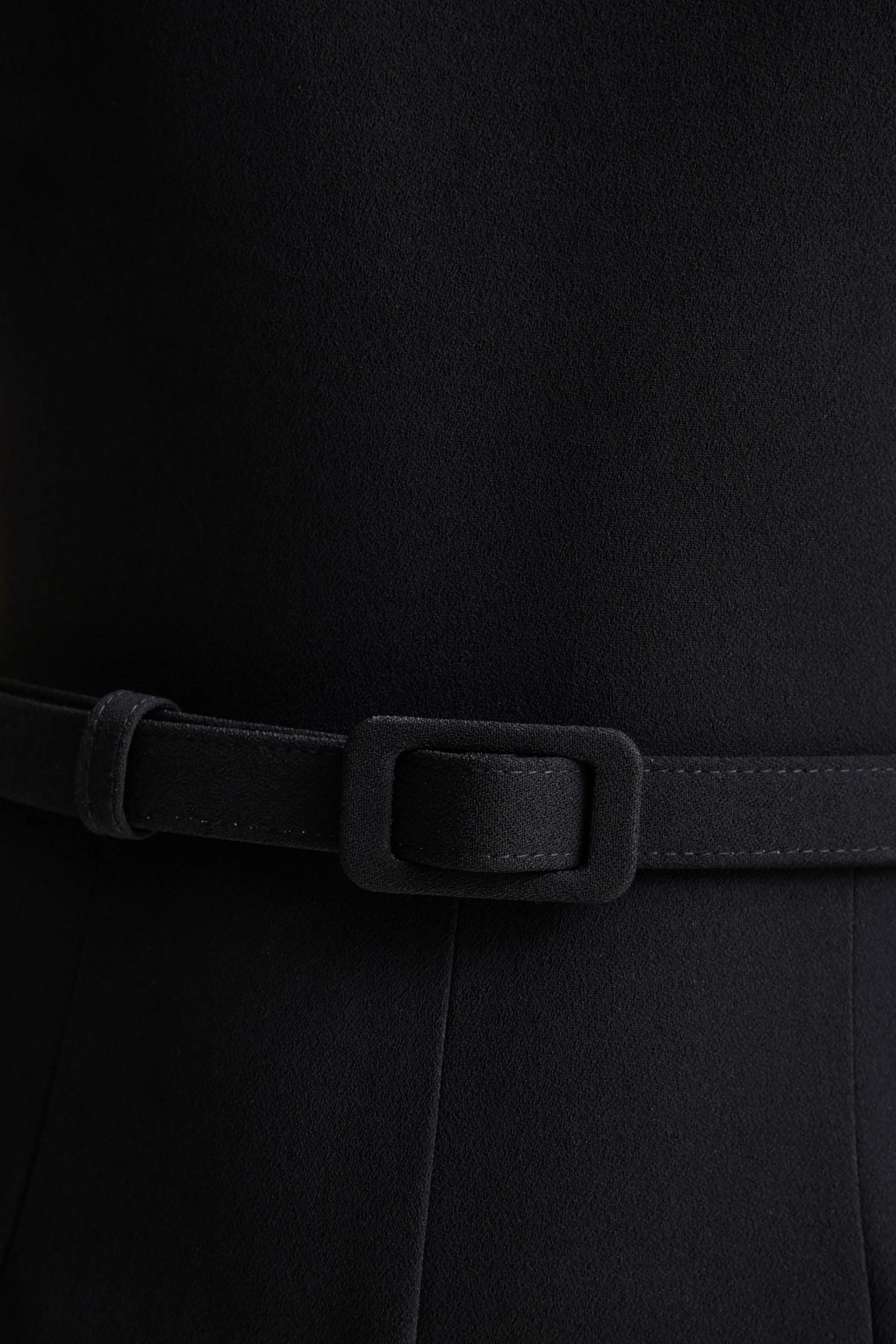 Orlina | Combinaison noire à col haut avec détails en dentelle - Image 7