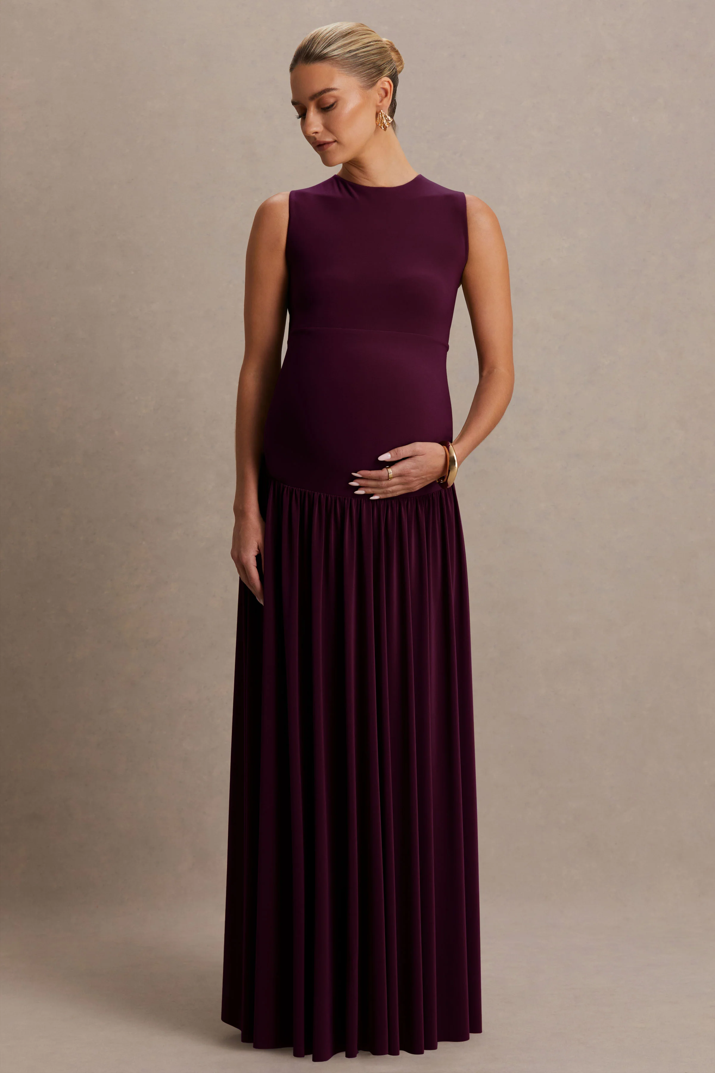 Outline | Robe longue de grossesse bordeaux à col montant avec jupe drapée
