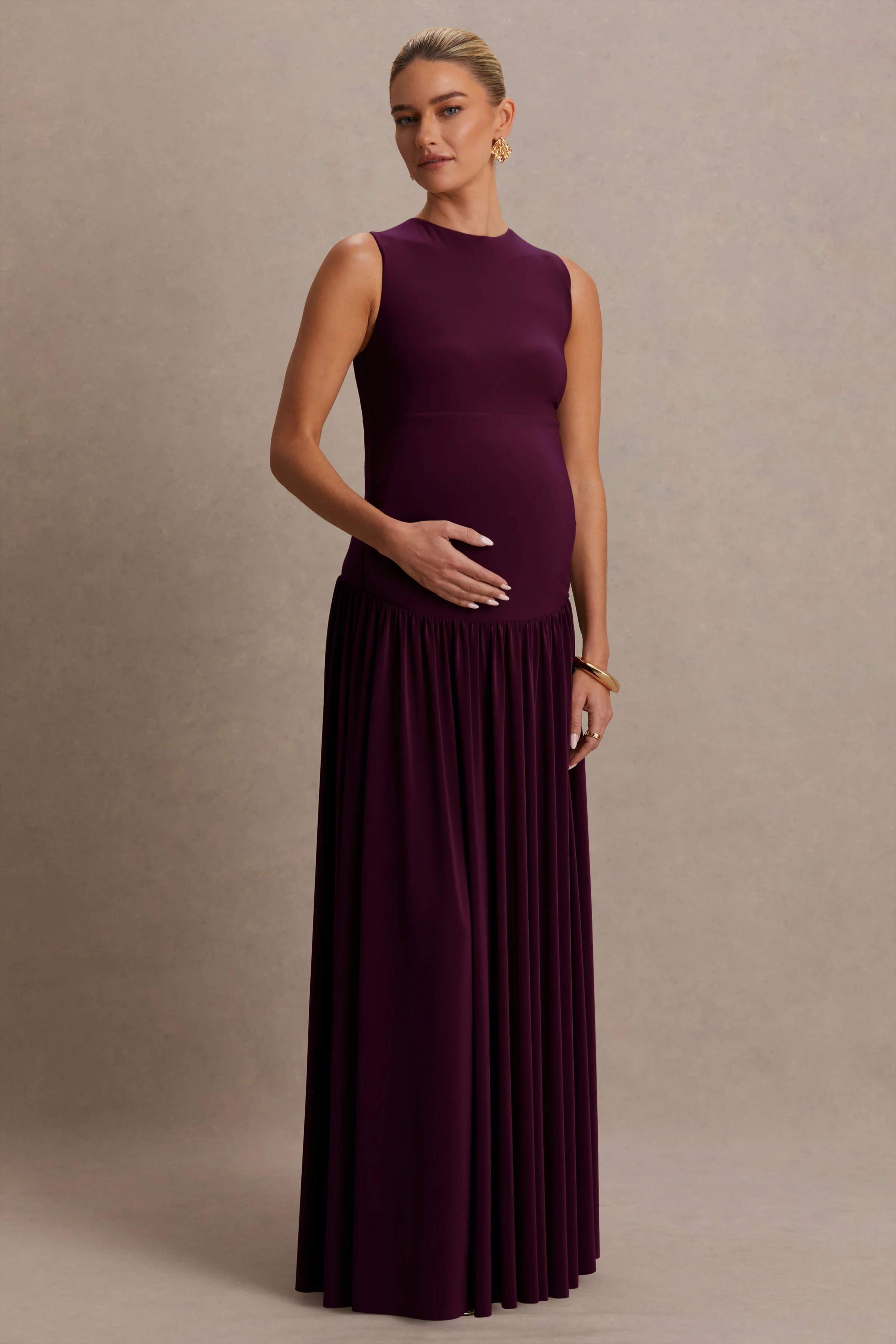 Outline | Robe longue de grossesse bordeaux à col montant avec jupe drapée - Image 4
