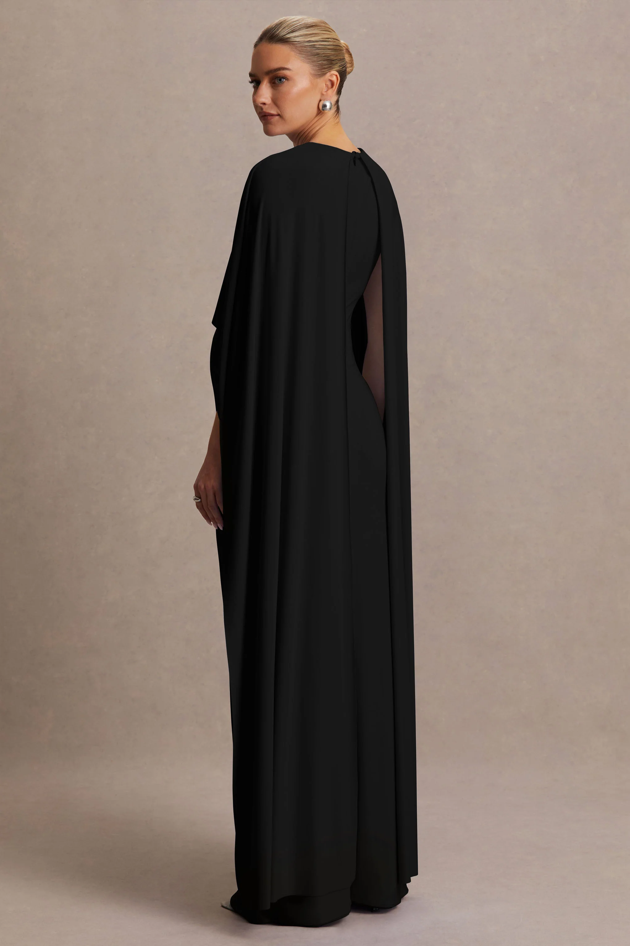 Padma | Robe de maternité noire drapée longue avec manches cape - Image 2