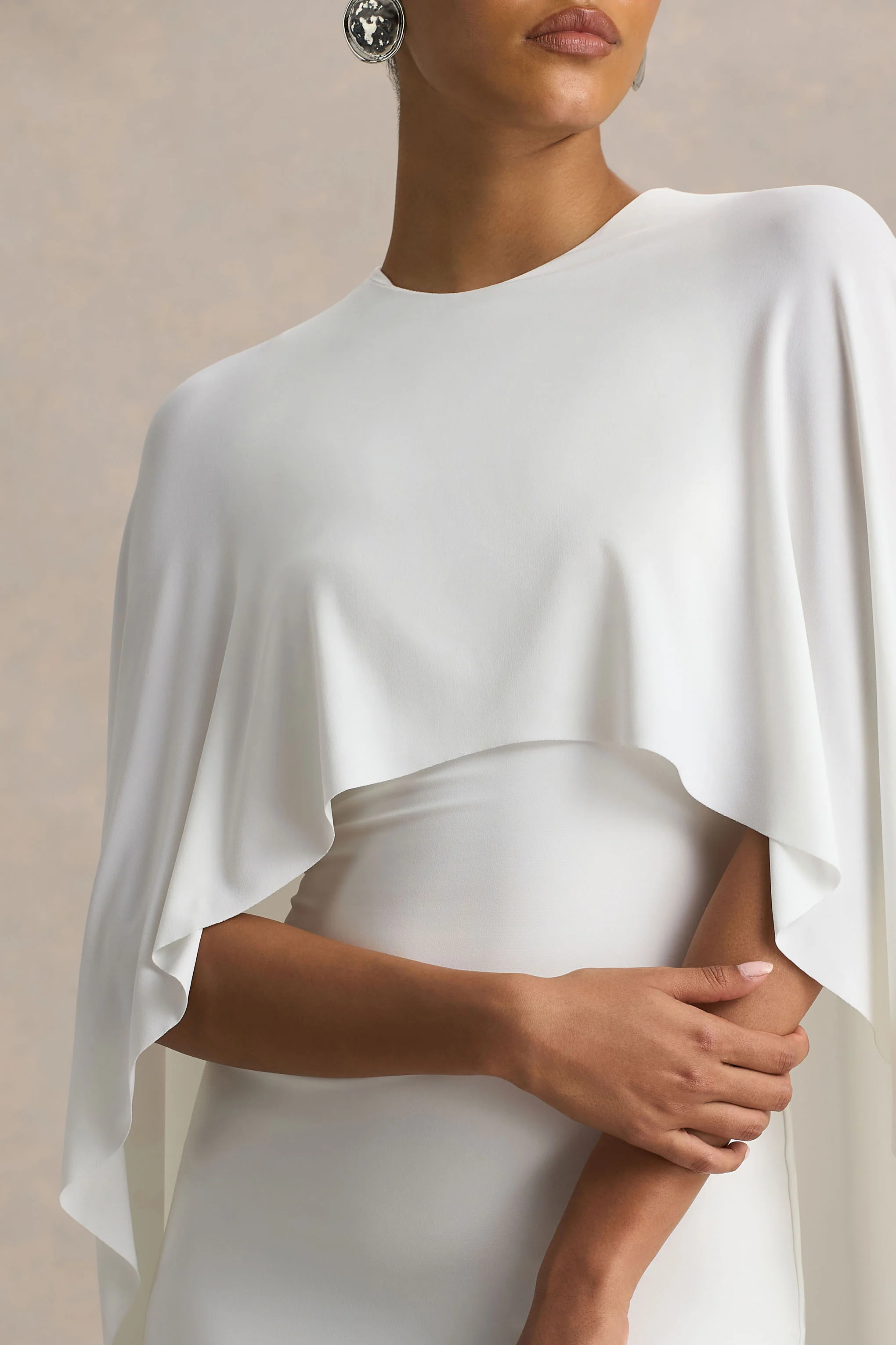 Padma | Robe longue blanche drapée à manches cape - Image 3