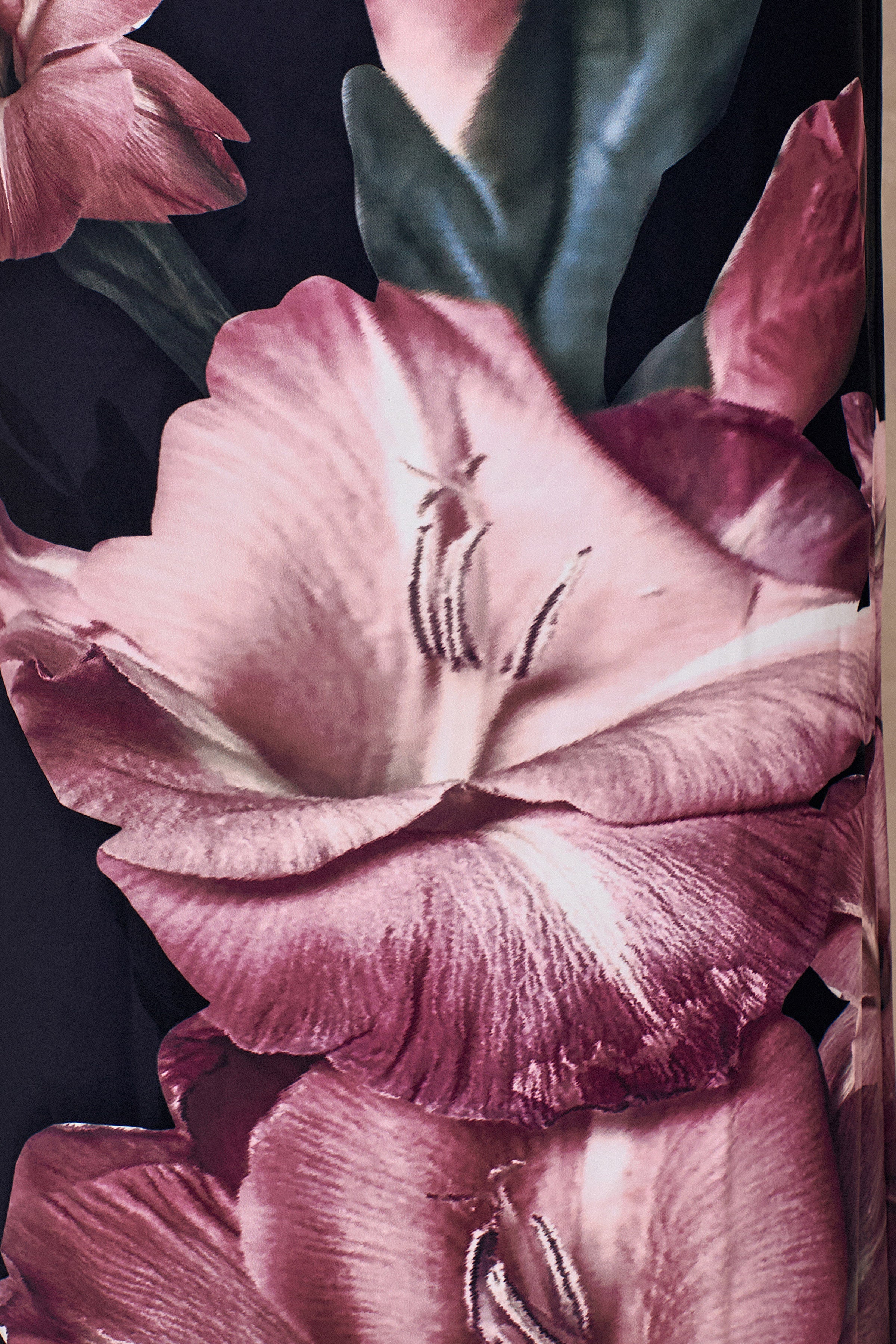 Palatial | Robe longue à décolleté halter et drapé avec imprimé floral rose sur la bordure - Image 6