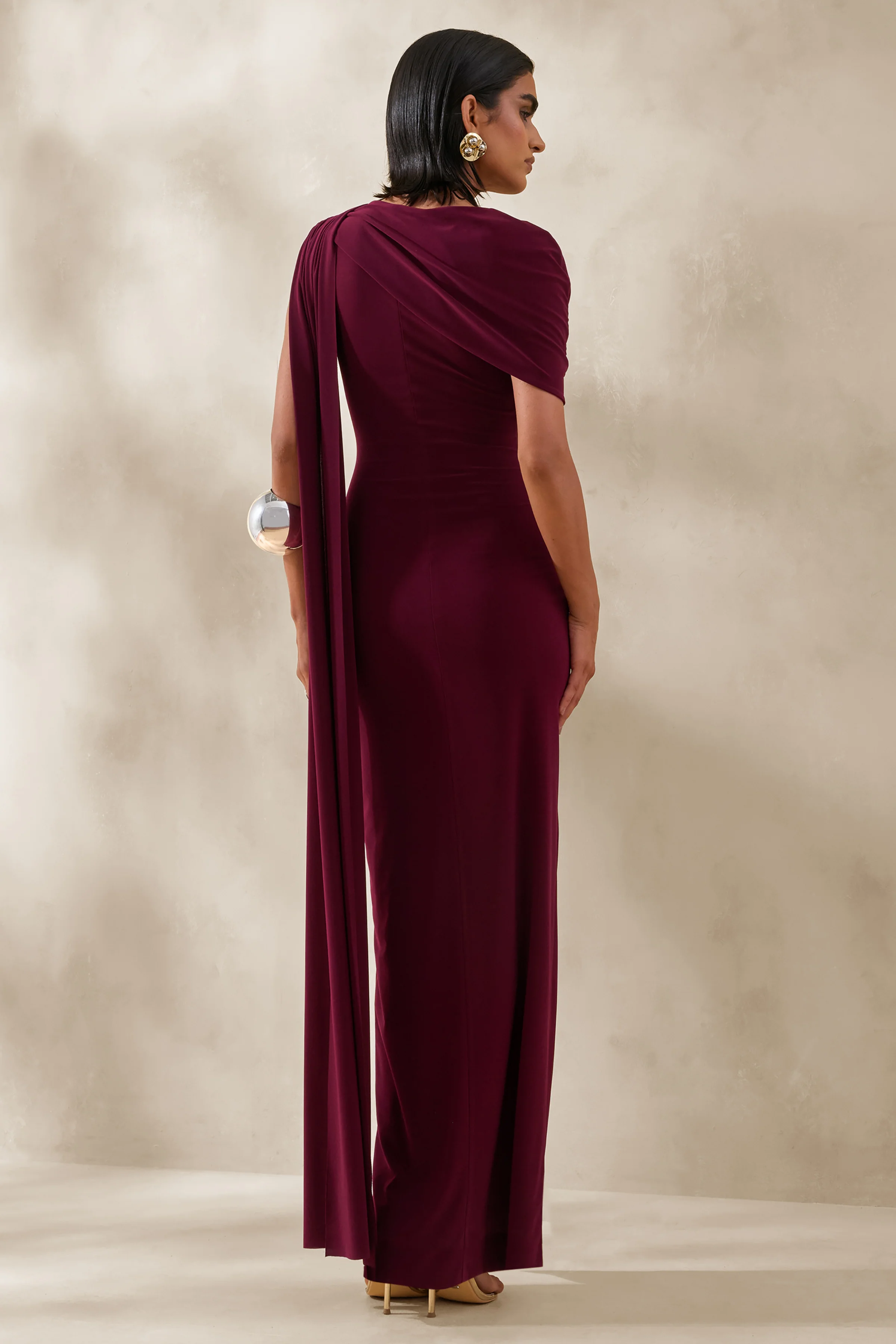 Palomara | Robe longue bordeaux à encolure ronde avec ceinture fluide et fente haute à l’avant - Image 2