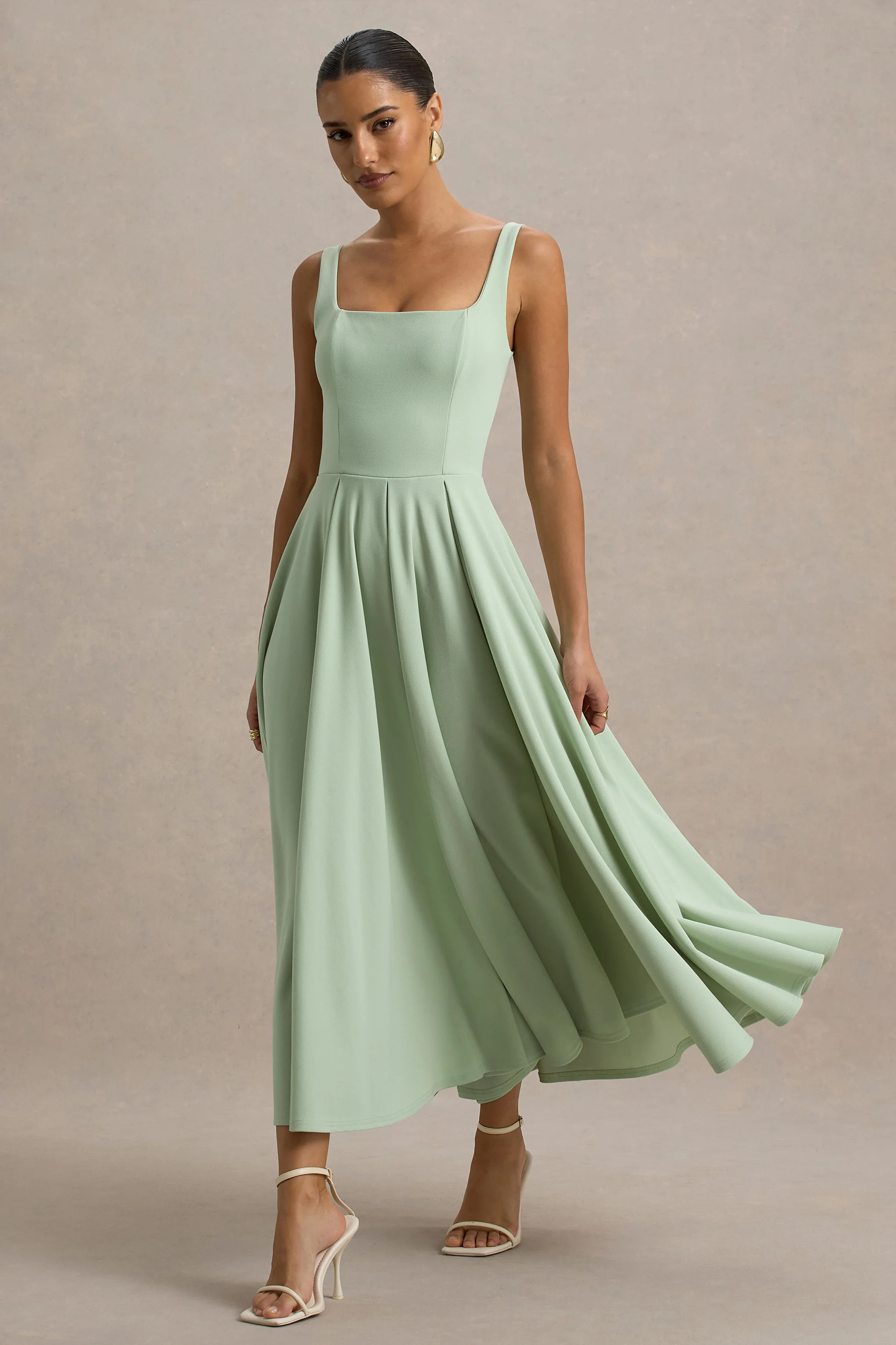 Parina | Robe mi-longue vert clair à bretelles et ourlet volumineux - Image 5